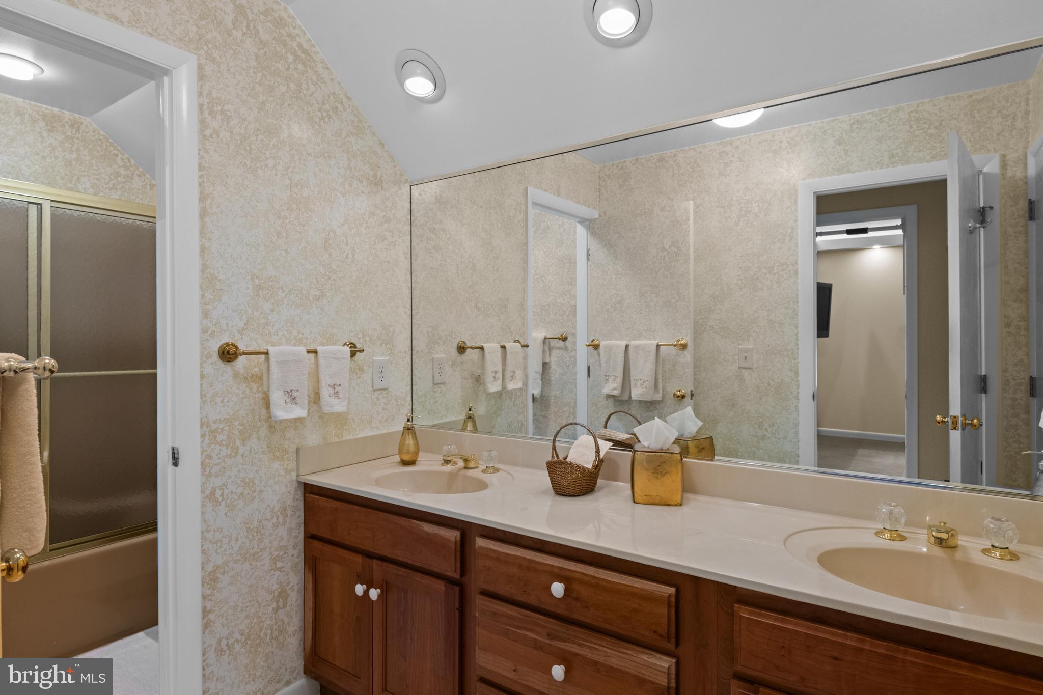 THE VINEYARDS - Residential