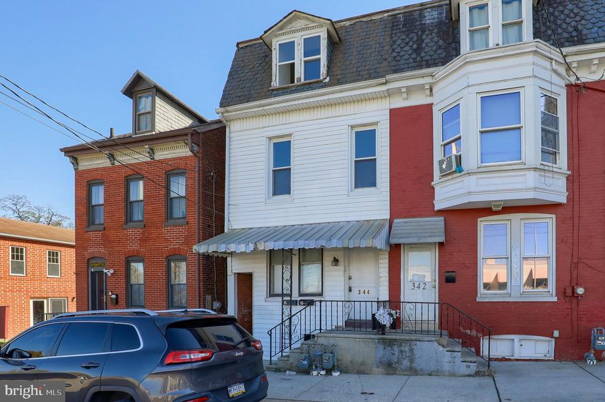 Great 2-unit investment property to add to your portfollo !Spacious first  floor one Bedroom and 2nd floor 3 Bedroom units currently occupied with a  spacious yard and off street psrking for the first floor. Dom't hesitate and miss this Great Oportunity
Buyer to verify Taxes and Square footage.