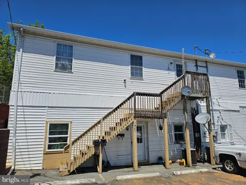 1202 N Royal Ave Unit D, Front Royal, VA MLS: VAWR2011070