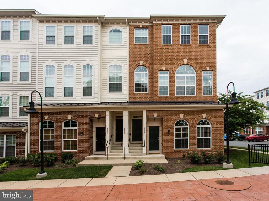 Gorgeous TH/Condo in Market Center. Updated Kitchen w/granite, S/S, raised breakfast bar & breakfast area that walks out to covered balcony. Large Fam Room off Kitchen w/fireplace & Hardwood. Sep Dining Room overlooks sunny living room. Large Master Bed w/2 walk-in closets & large master bath w/double vanity & sep glass shower & soaking tub. Laundry on upper lvl. Easy access to I-66 & Shops.