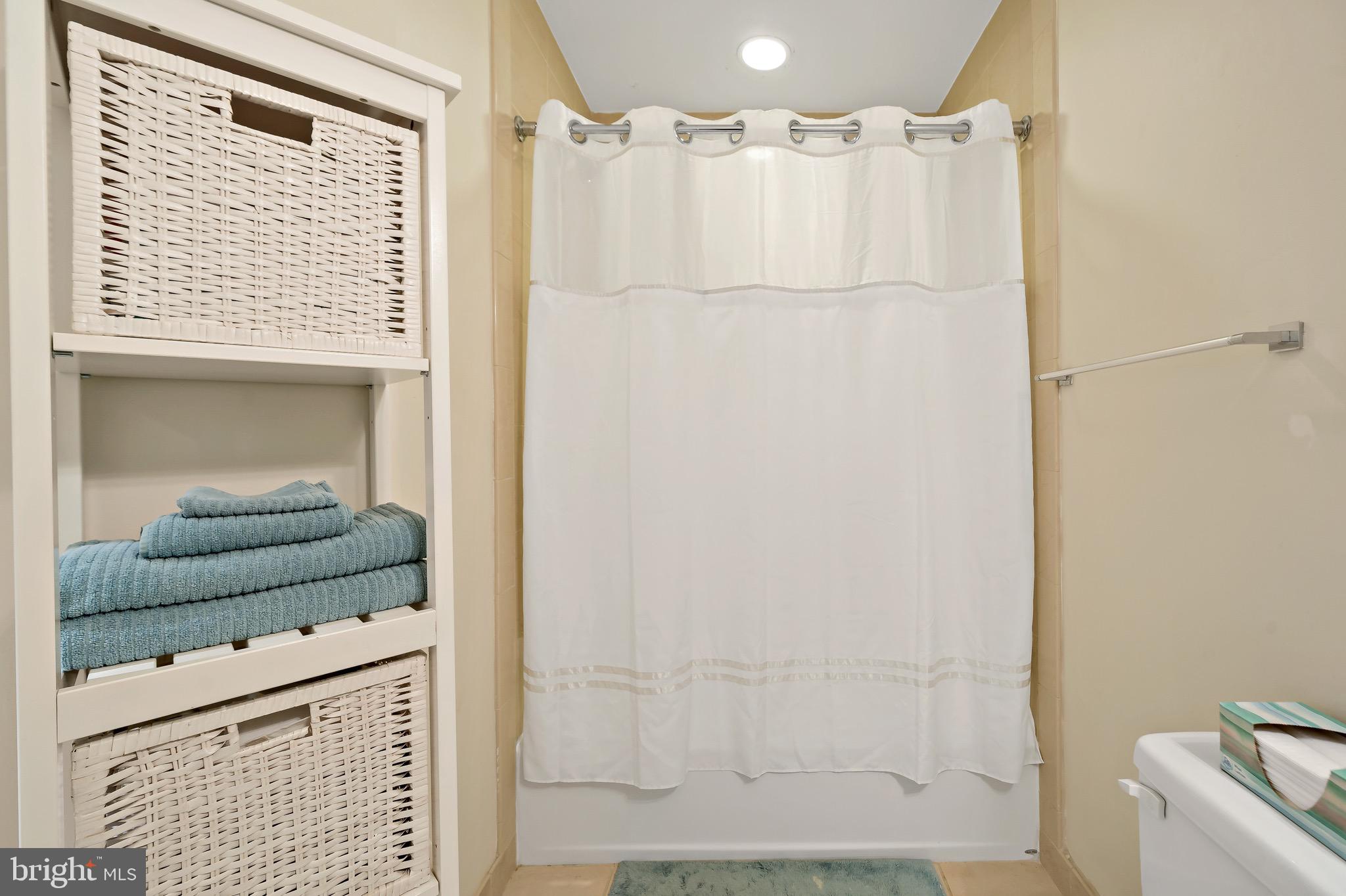 LOGAN SQUARE - Residential Lease