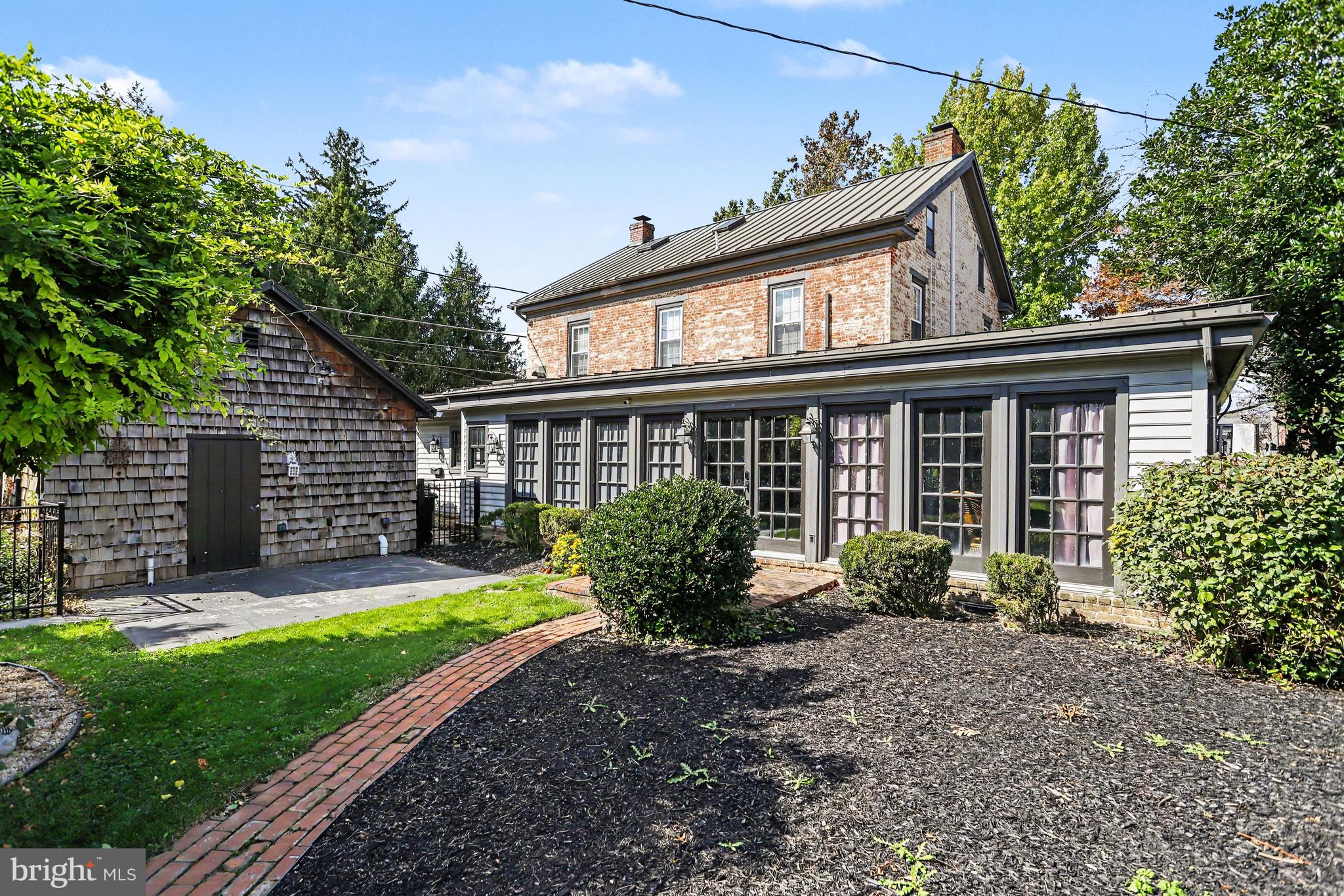 221 LINCOLN WAY W