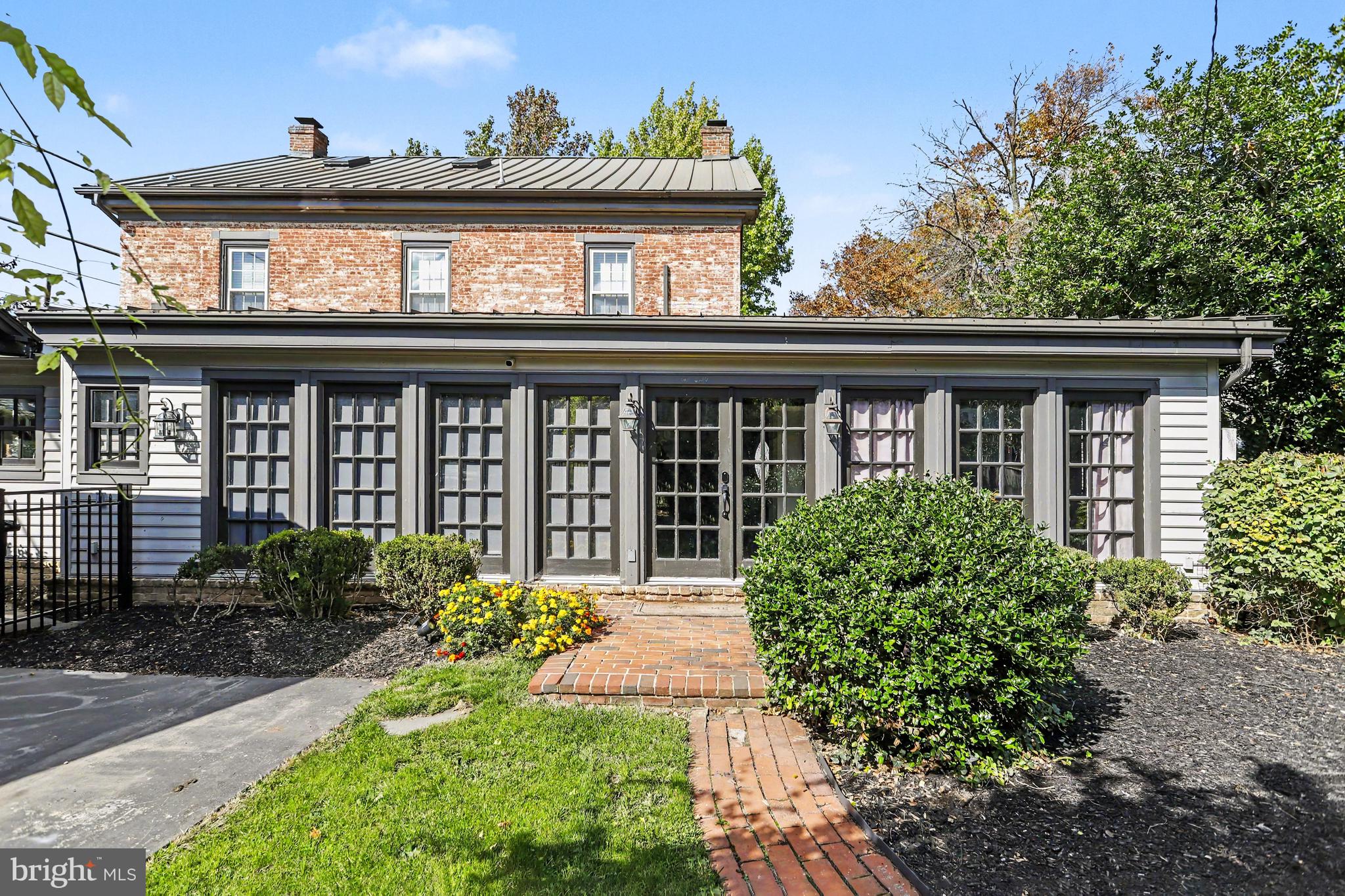 221 LINCOLN WAY W