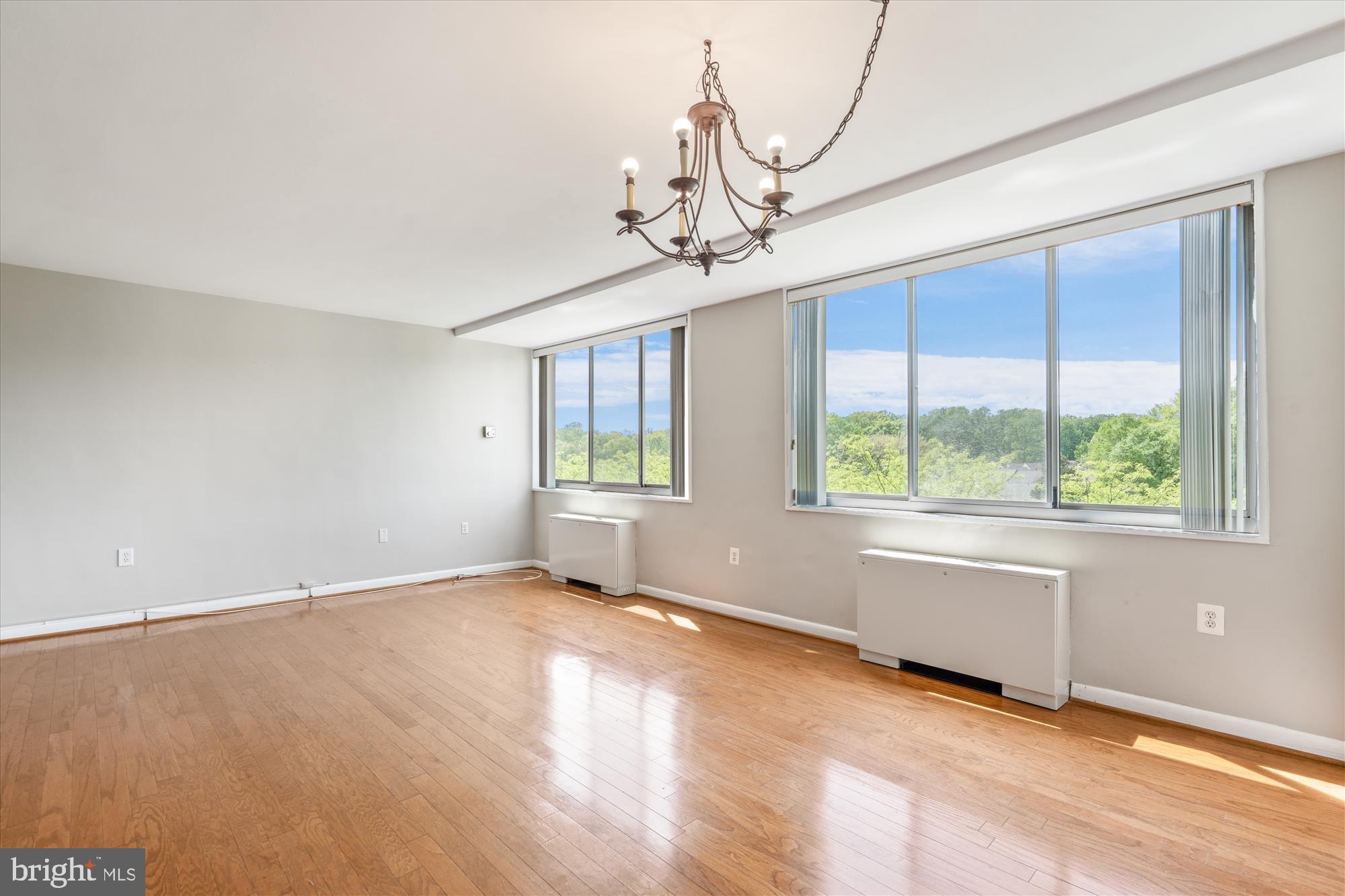 Beautiful bright 2br/2ba bedroom features wood floors, granite countertops and stainless steel appliances, plenty of closet space. Grosvenor Park is the jewel of Montgomery County with 50-acre park, pool, tennis, fitness room, extra storage, 24/7 security, package and dry clean valet, grocery store, and party rooms. Rent includes all utilities, parking, access to amenities, cable TV and broadband. NO SMOKING, NO PETS! Minimum 1-year lease