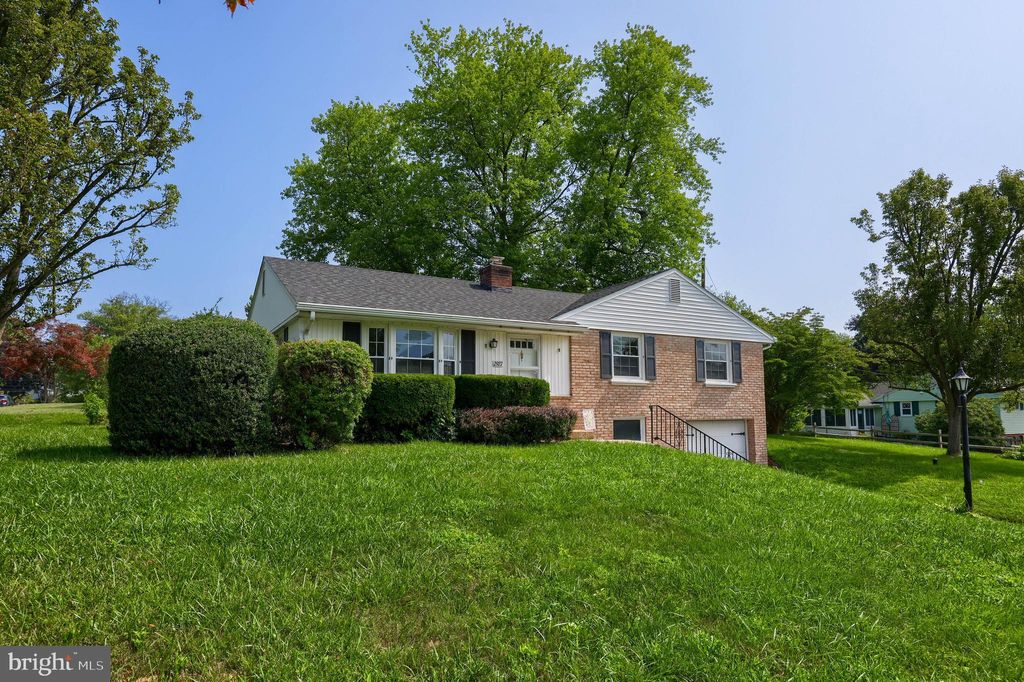 Photo of 2927 FLEETWOOD DR, LANCASTER, PA 17601 (MLS # PALA2038468)