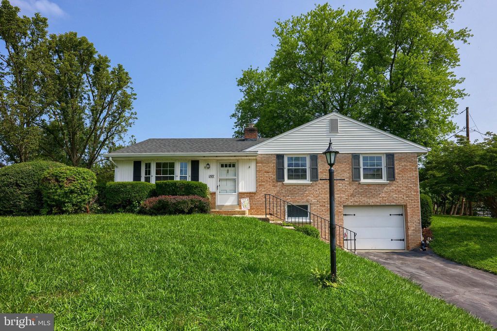 Photo of 2927 FLEETWOOD DR, LANCASTER, PA 17601 (MLS # PALA2038468)