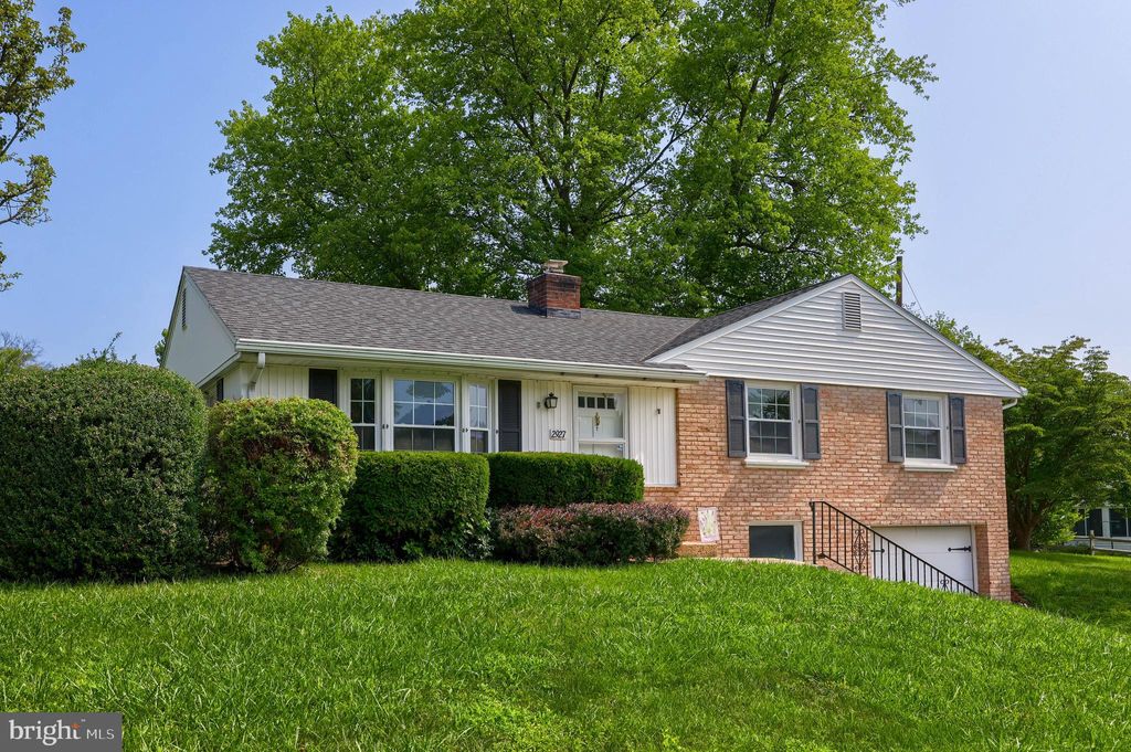 Photo of 2927 FLEETWOOD DR, LANCASTER, PA 17601 (MLS # PALA2038468)