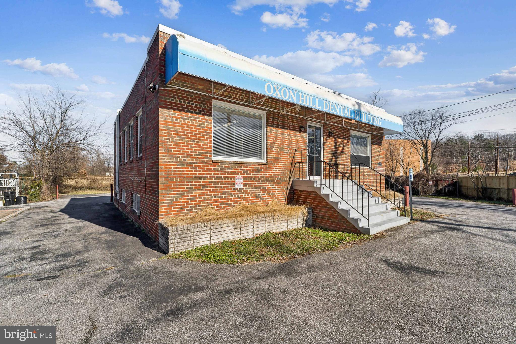 1004 WHITE OAK DRIVE