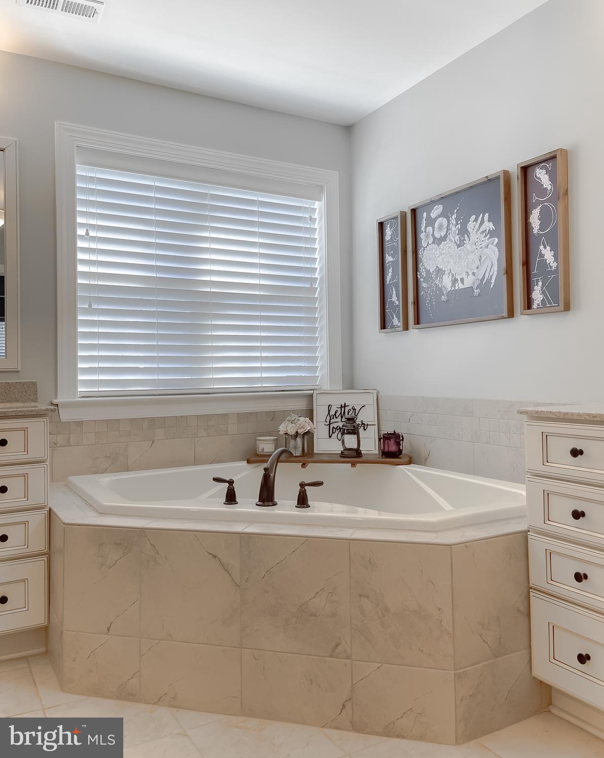 TWIN PONDS - Residential