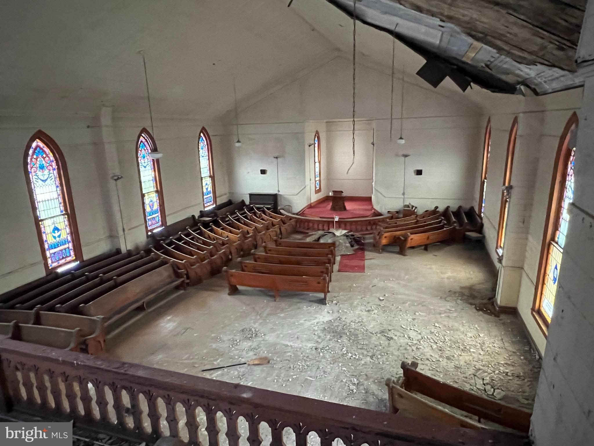 Main image without alt text