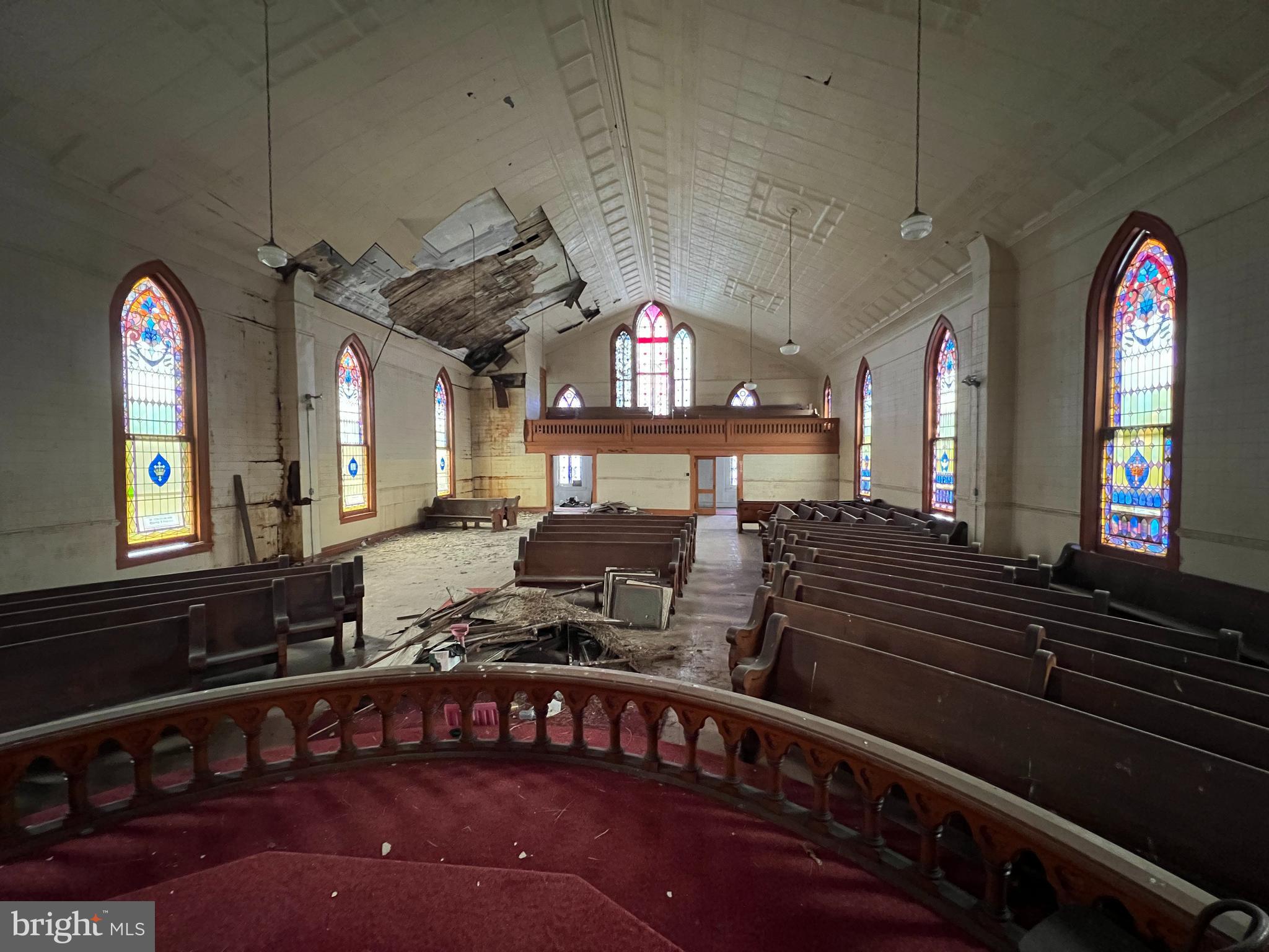 Main image without alt text