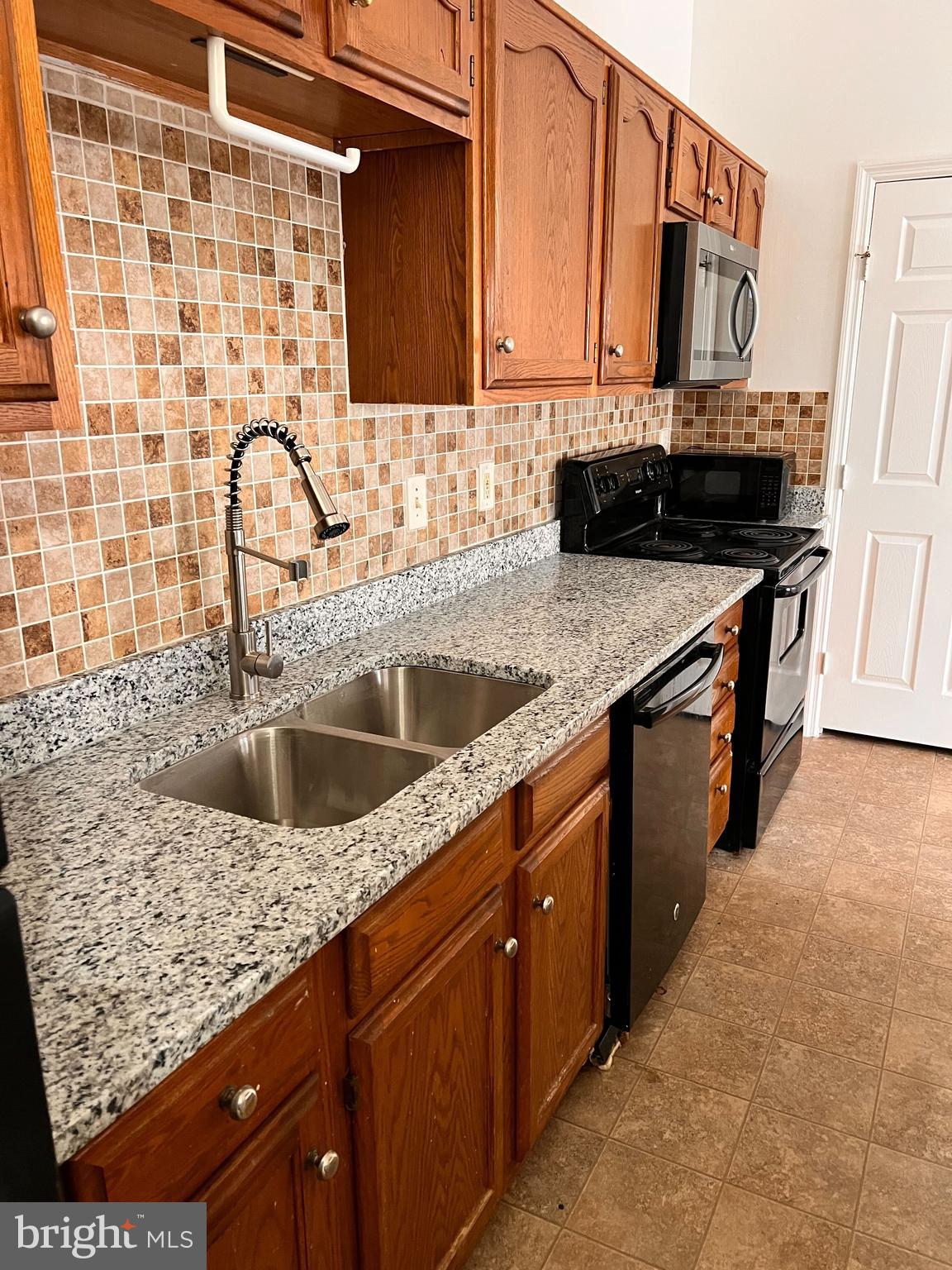 Cozy Comfort in Every Corner!🏠 Embrace the charm of this 2-bed, 1-bath condo, top floor, offering the perfect blend of comfort and convenience. Great for downsizers or anyone seeking a low-maintenance lifestyle.
In-unit laundry, central air, newly painted, modern floors, granite Countertops!!!
Schedule your viewing today and make this inviting space your own! 🔑✨