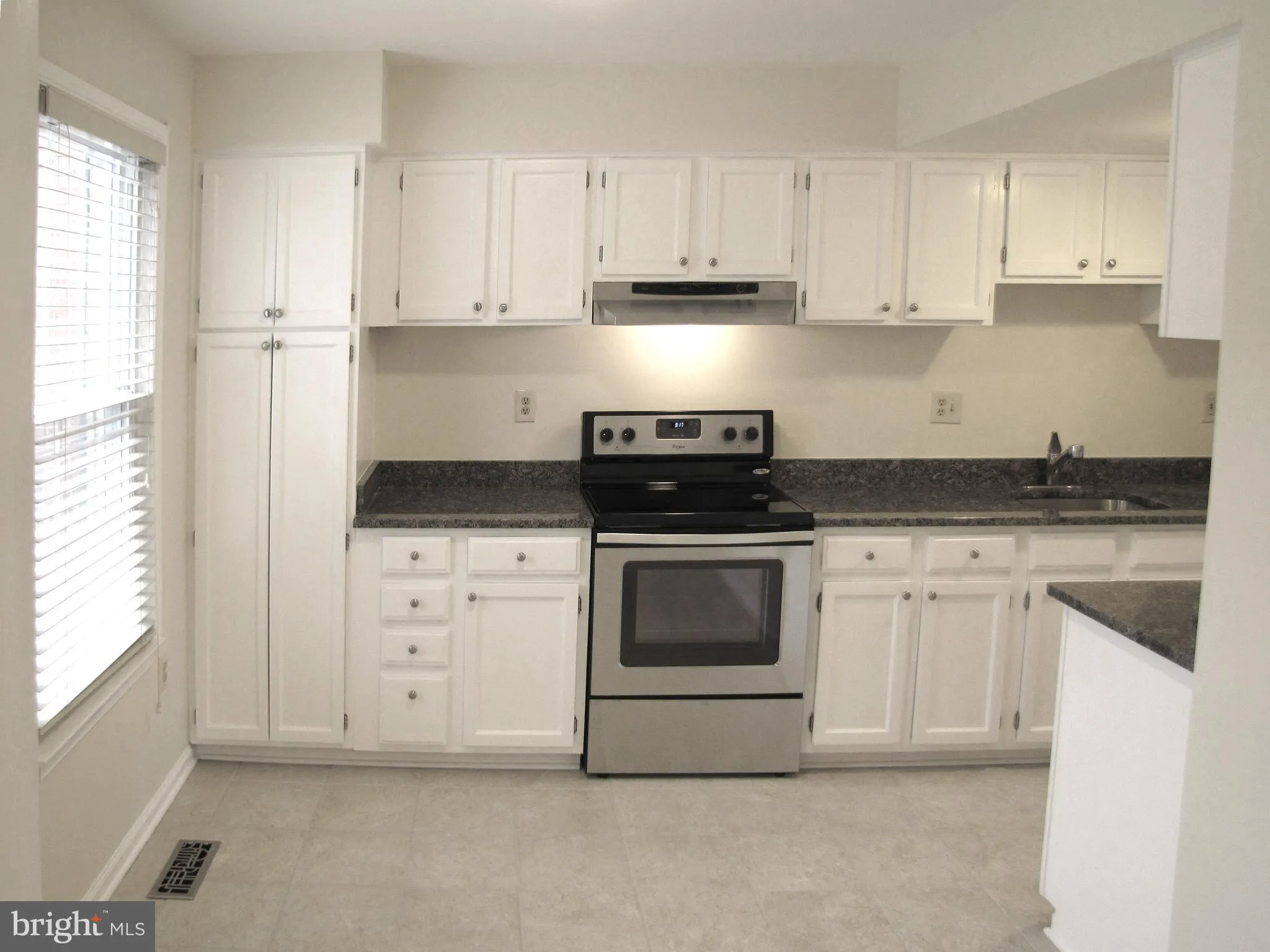 Oakton, Virginia 22124, United States, 3 Bedrooms Bedrooms, ,4 BathroomsBathrooms,Residential,Active,162104