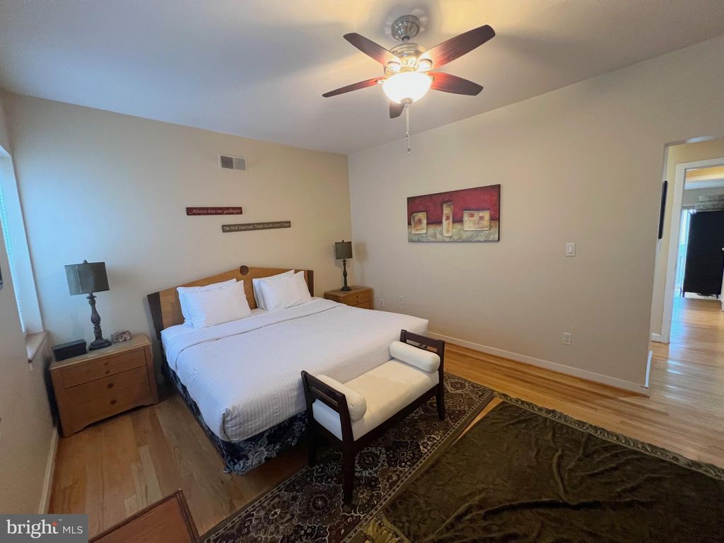 Photo of 825 F Street NE, WASHINGTON, DC 20002 (MLS # DCDC2227440)