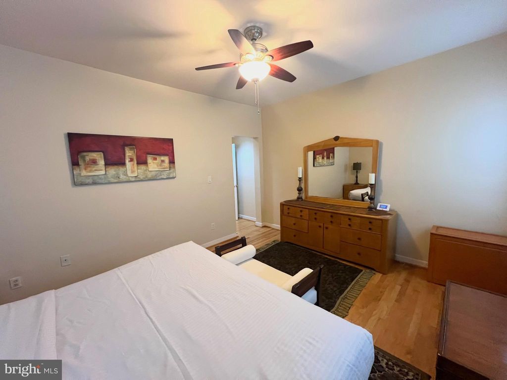 Photo of 825 F Street NE, WASHINGTON, DC 20002 (MLS # DCDC2227440)