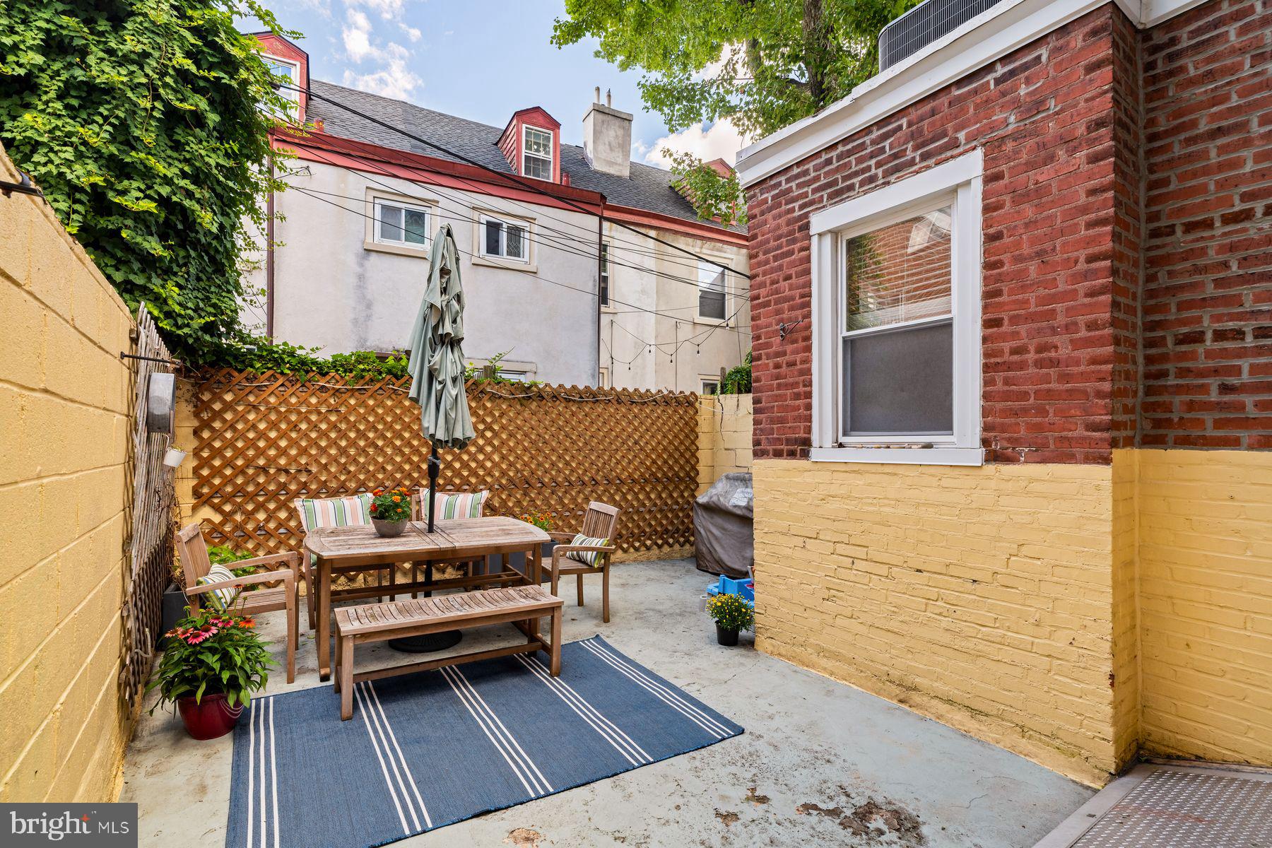 QUEEN VILLAGE - Residential