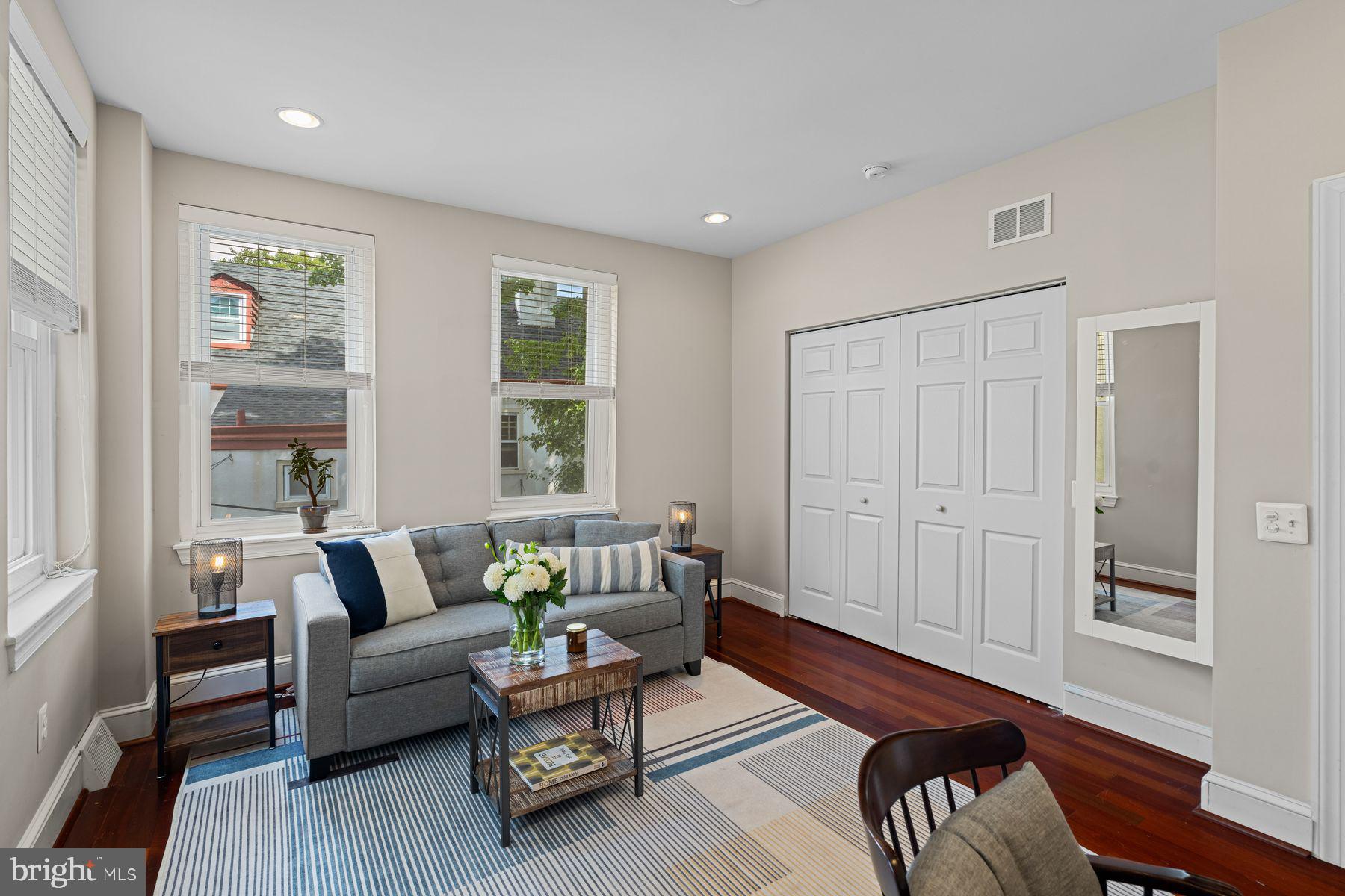 QUEEN VILLAGE - Residential