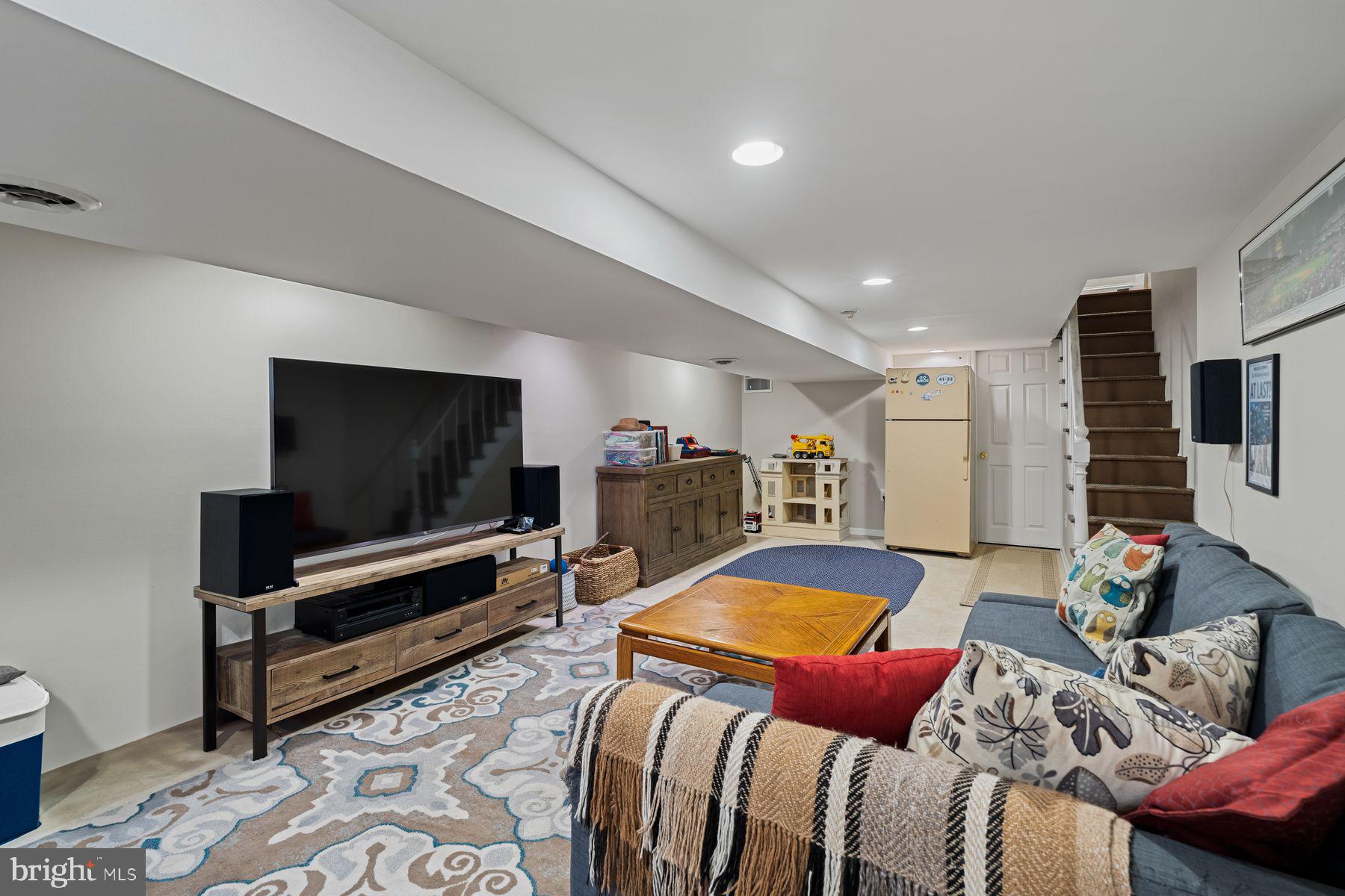 QUEEN VILLAGE - Residential