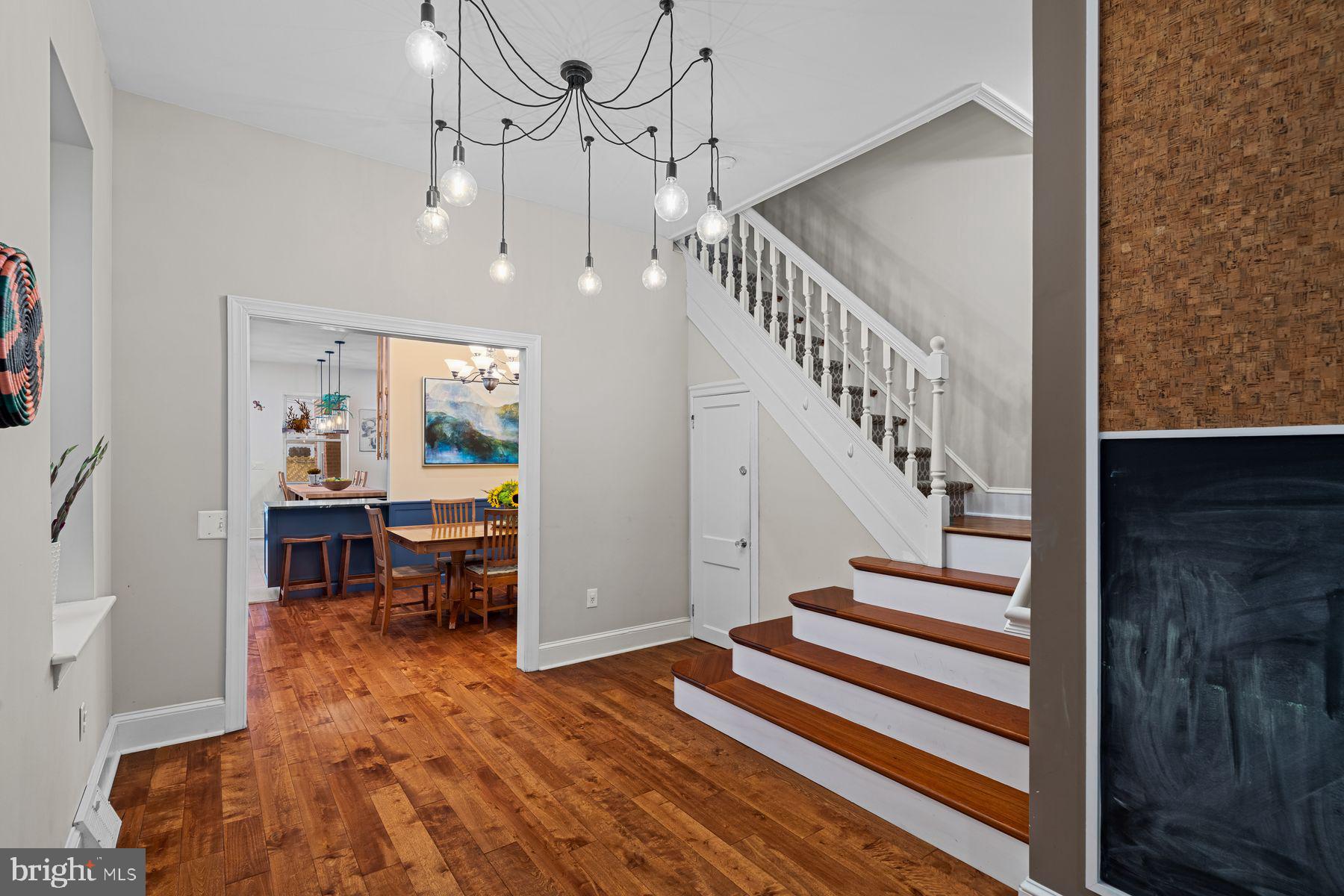 QUEEN VILLAGE - Residential