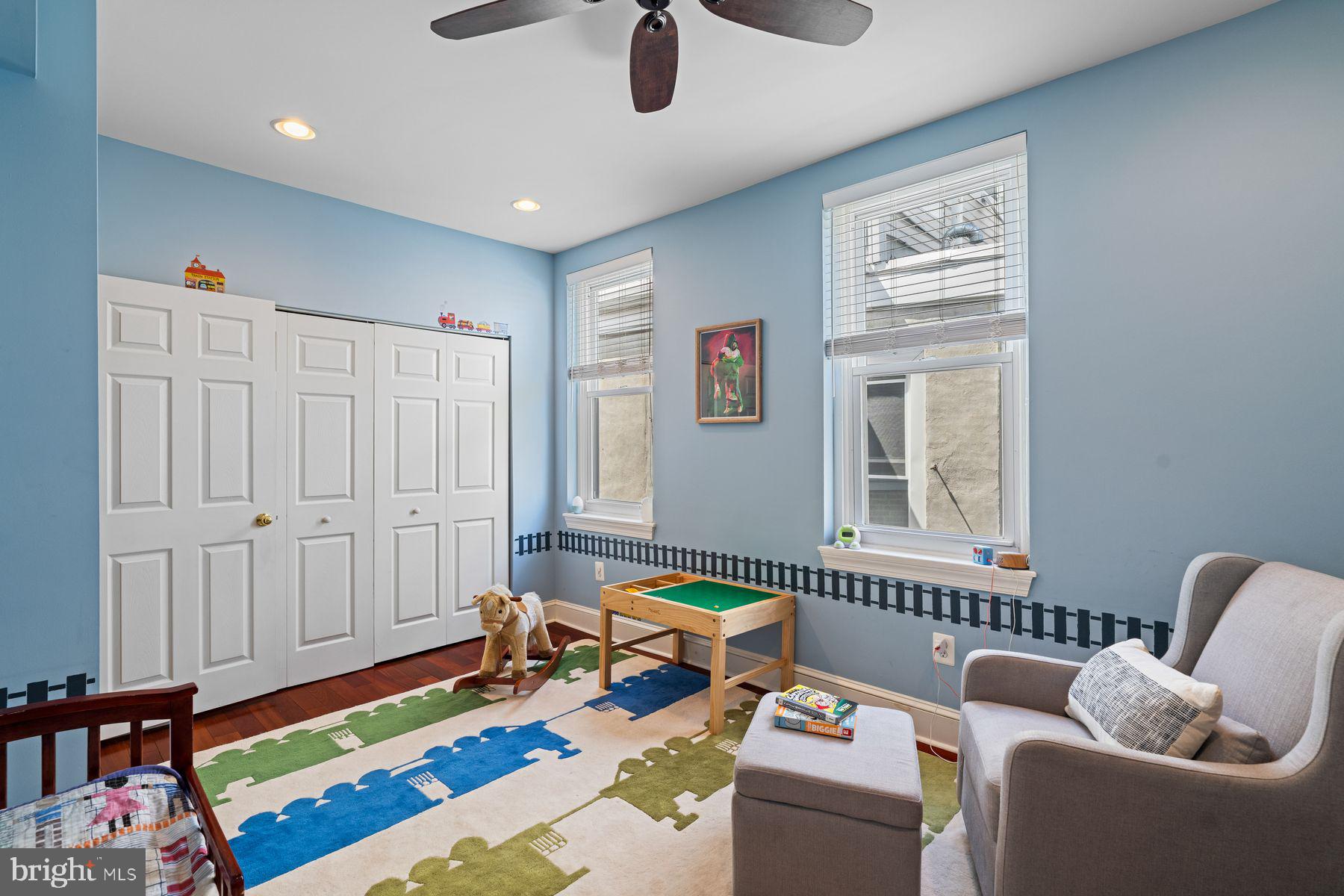 QUEEN VILLAGE - Residential