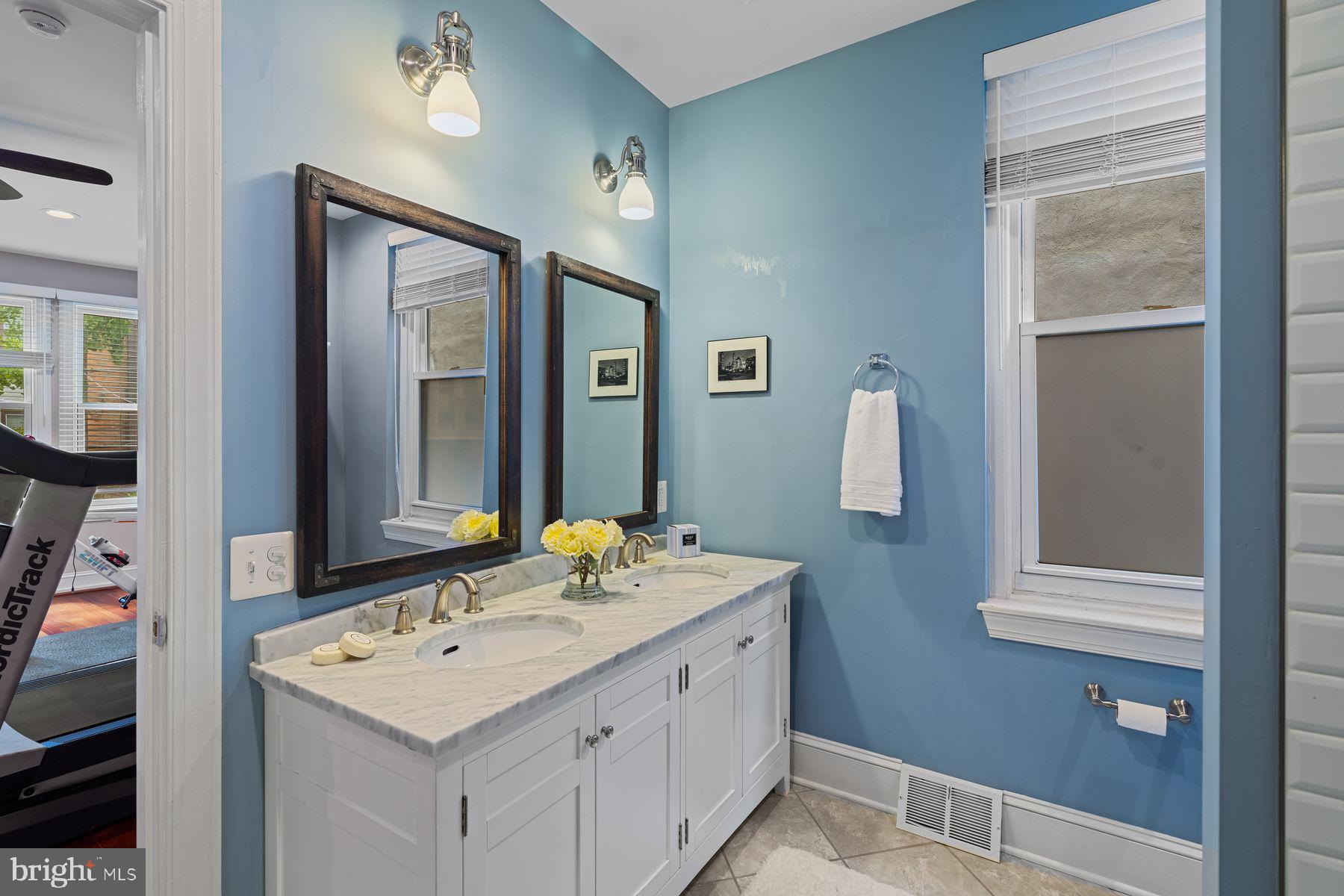 QUEEN VILLAGE - Residential