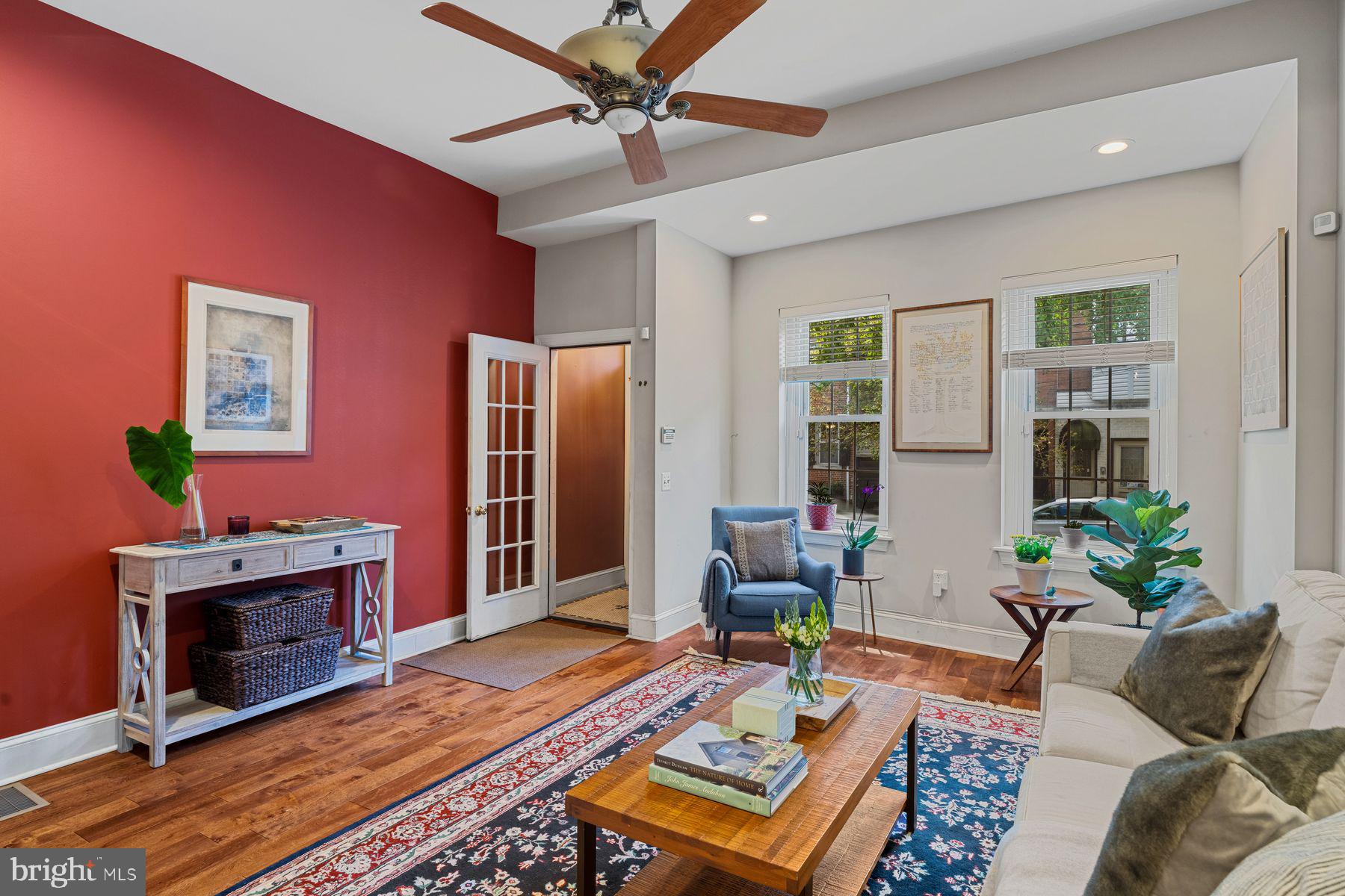 QUEEN VILLAGE - Residential