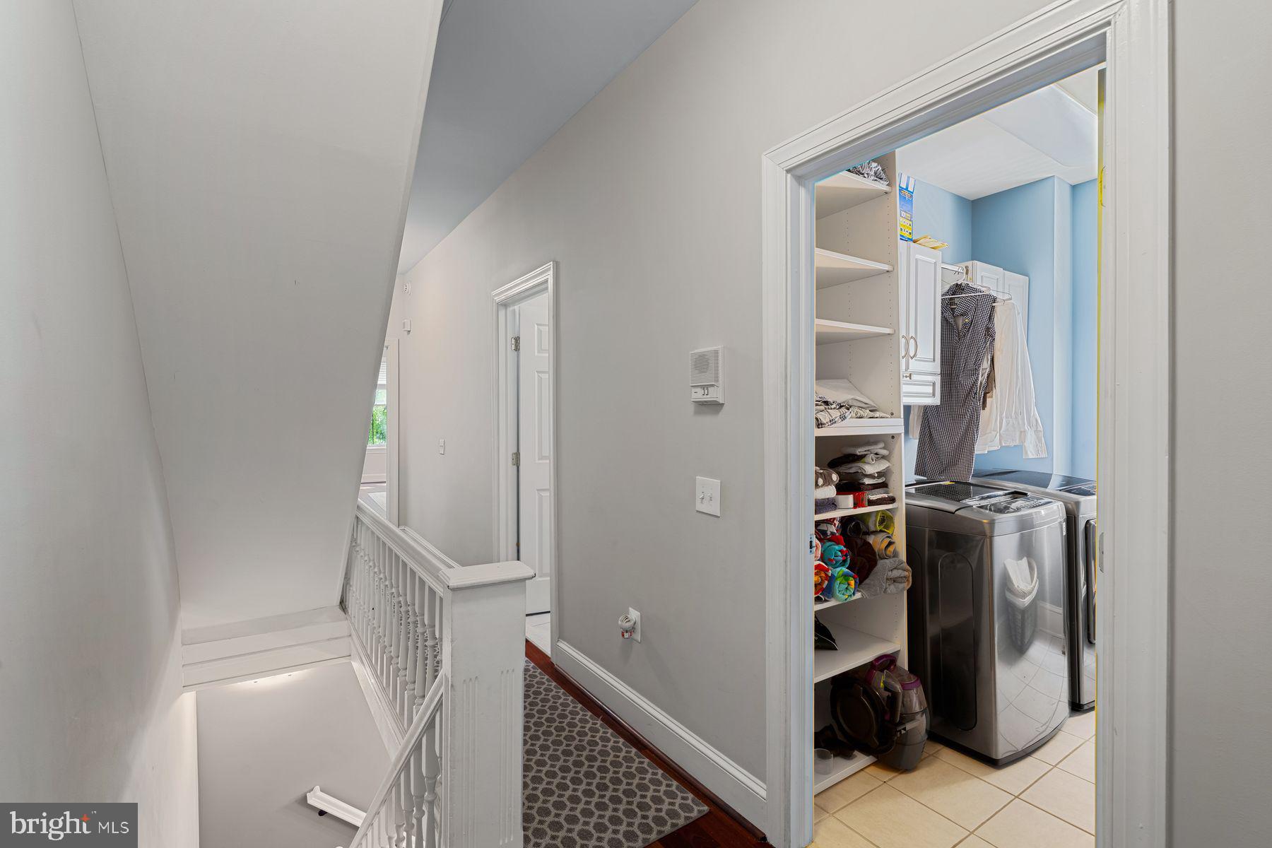 QUEEN VILLAGE - Residential