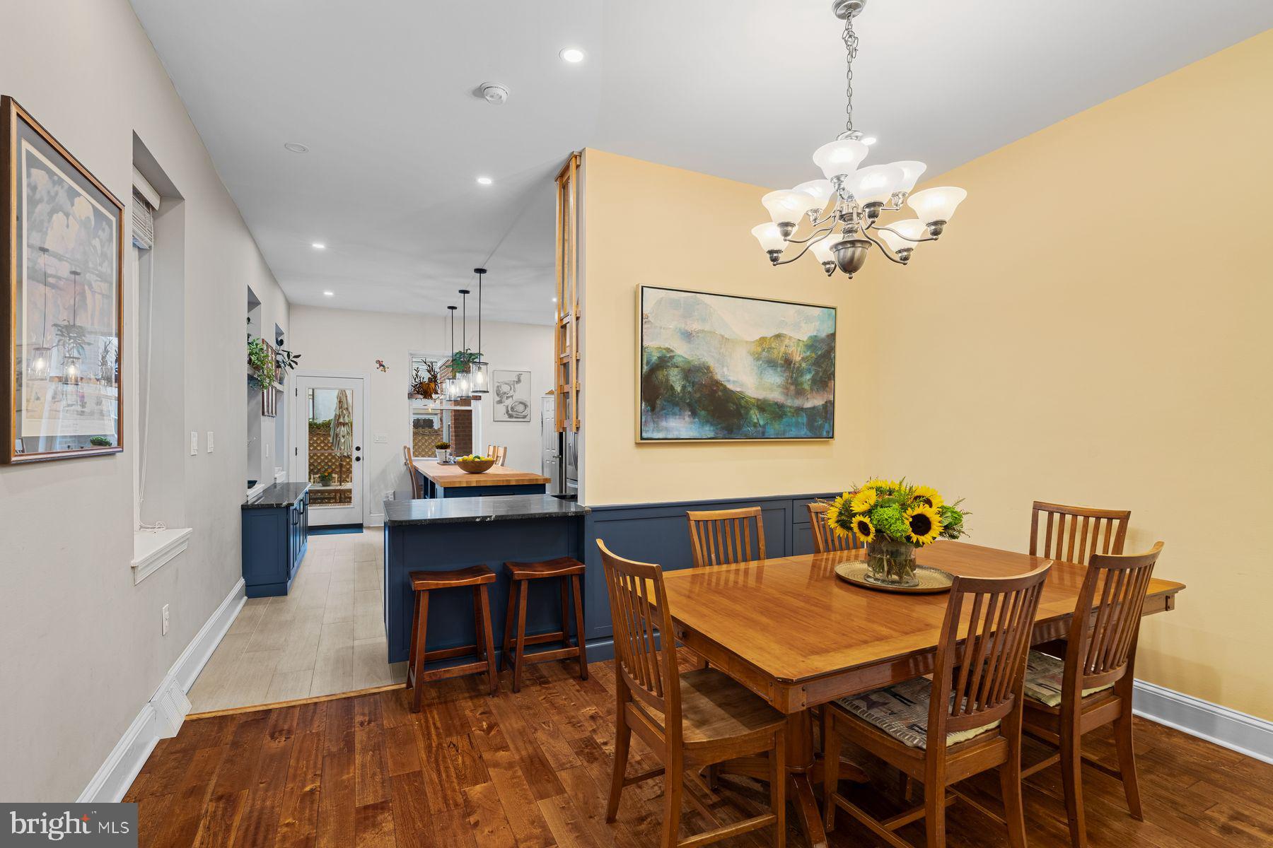 QUEEN VILLAGE - Residential