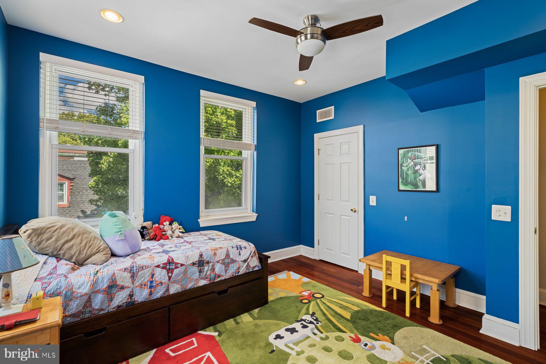 QUEEN VILLAGE - Residential