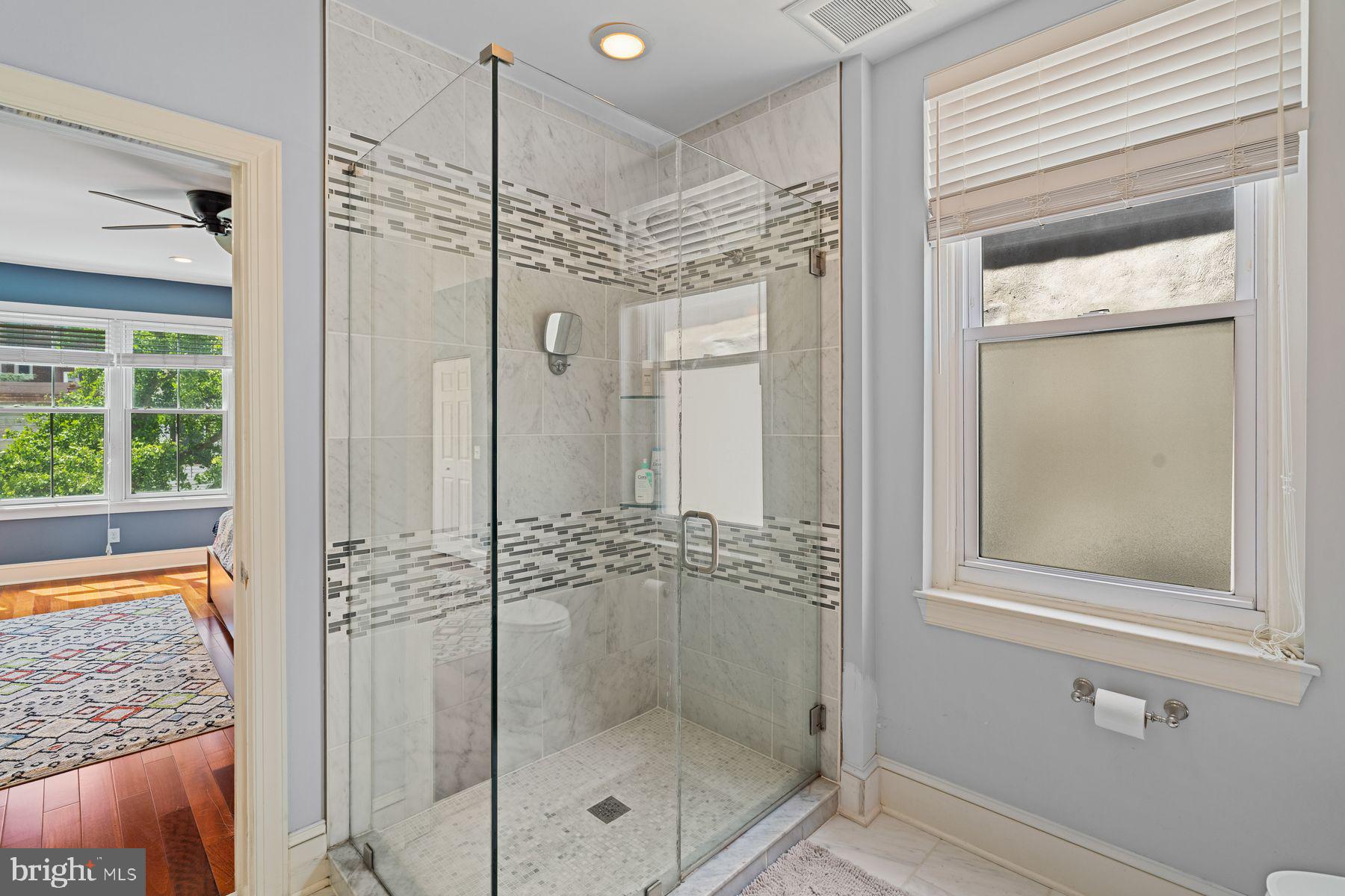 QUEEN VILLAGE - Residential