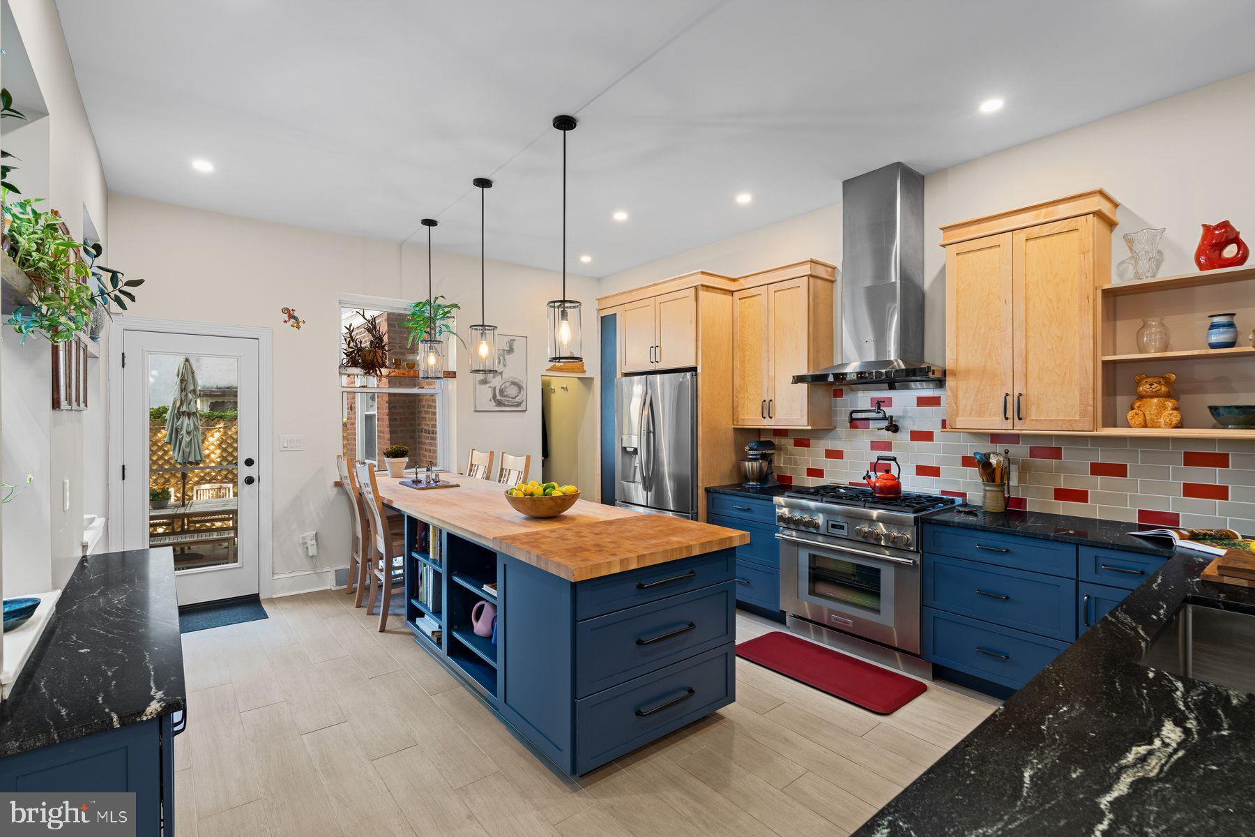 QUEEN VILLAGE - Residential