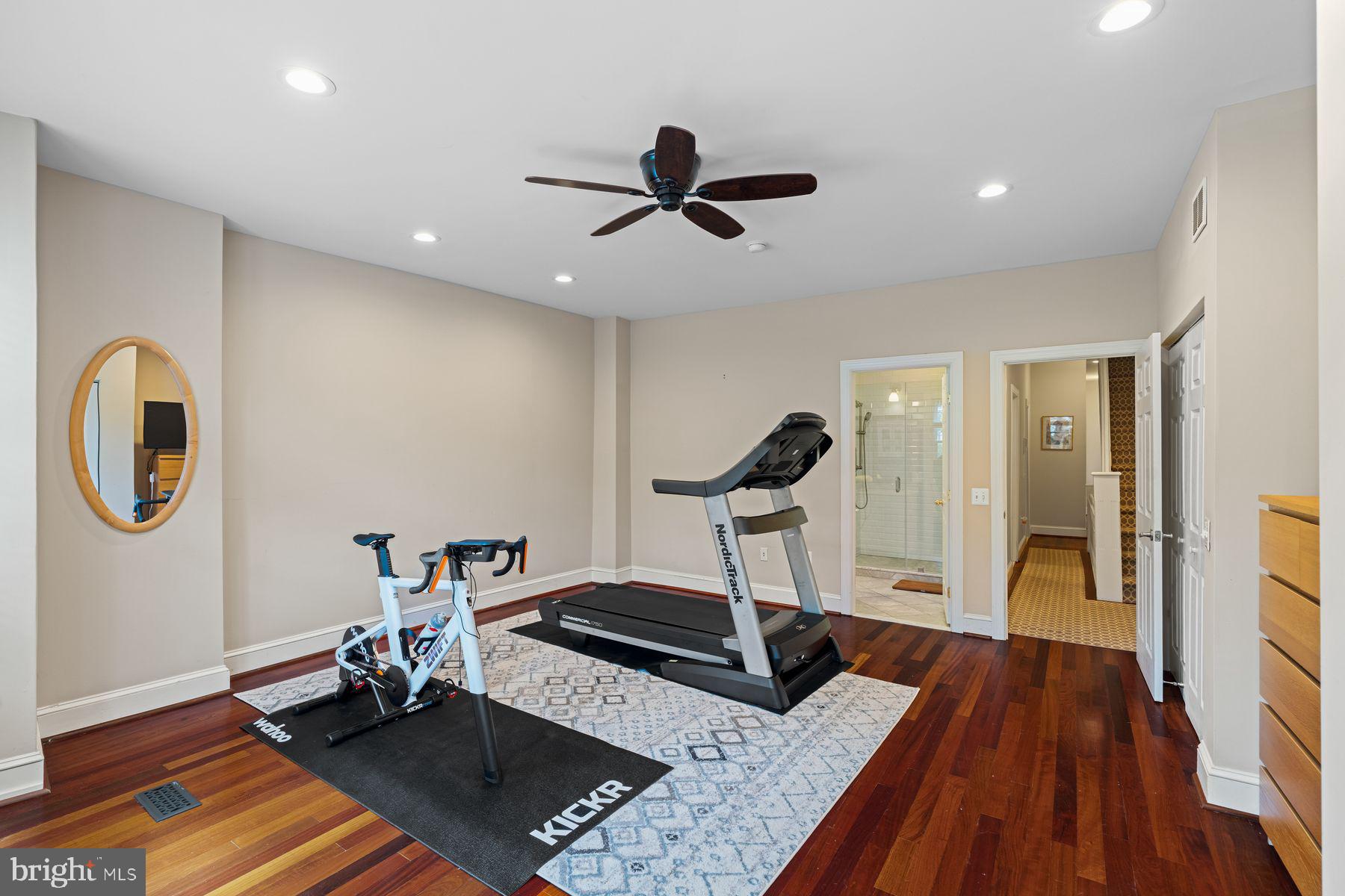 QUEEN VILLAGE - Residential