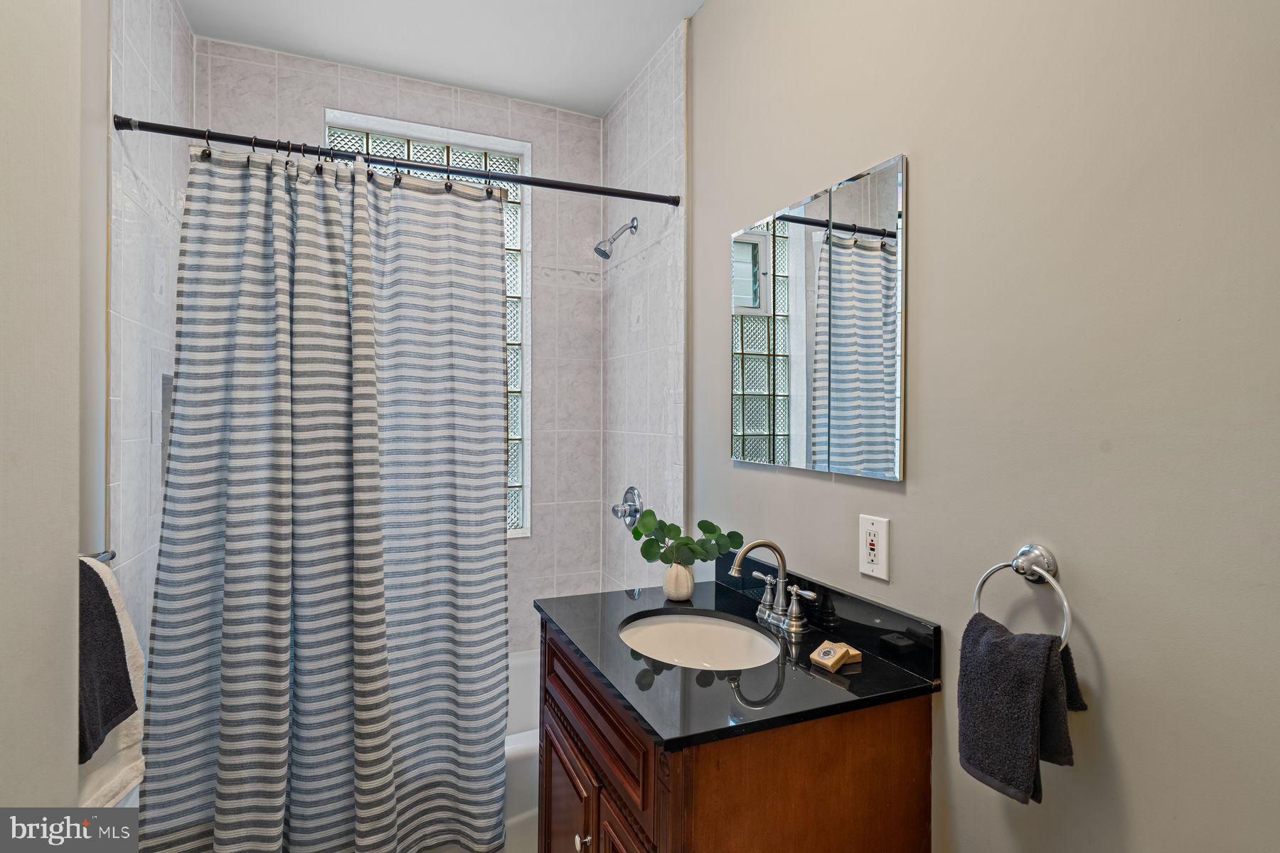 QUEEN VILLAGE - Residential