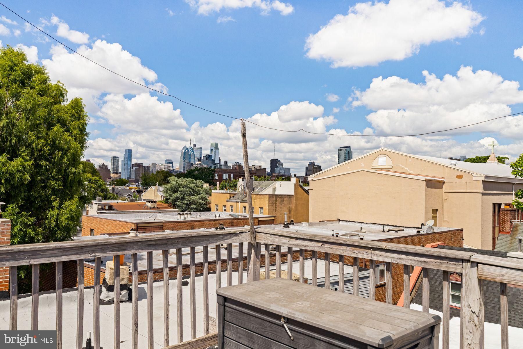 QUEEN VILLAGE - Residential