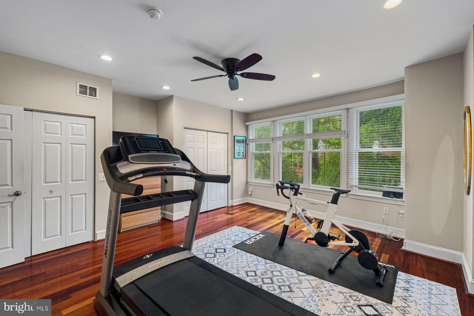 QUEEN VILLAGE - Residential