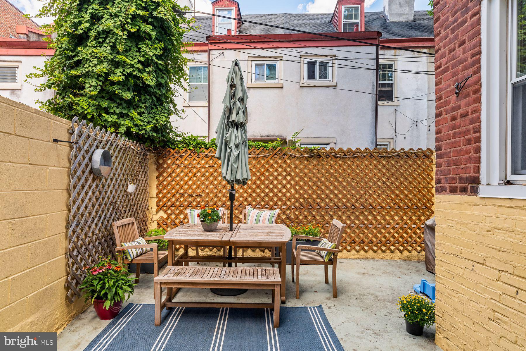 QUEEN VILLAGE - Residential