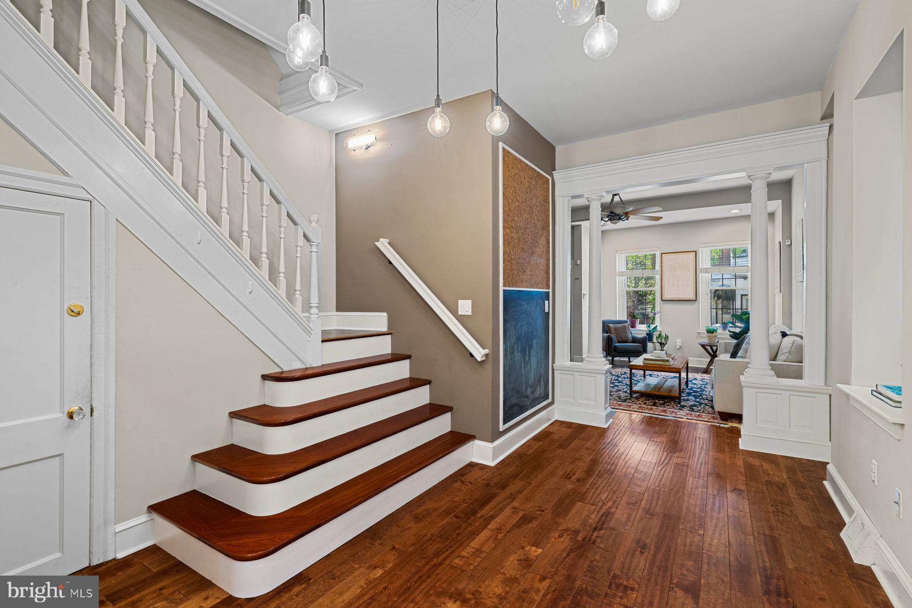 QUEEN VILLAGE - Residential