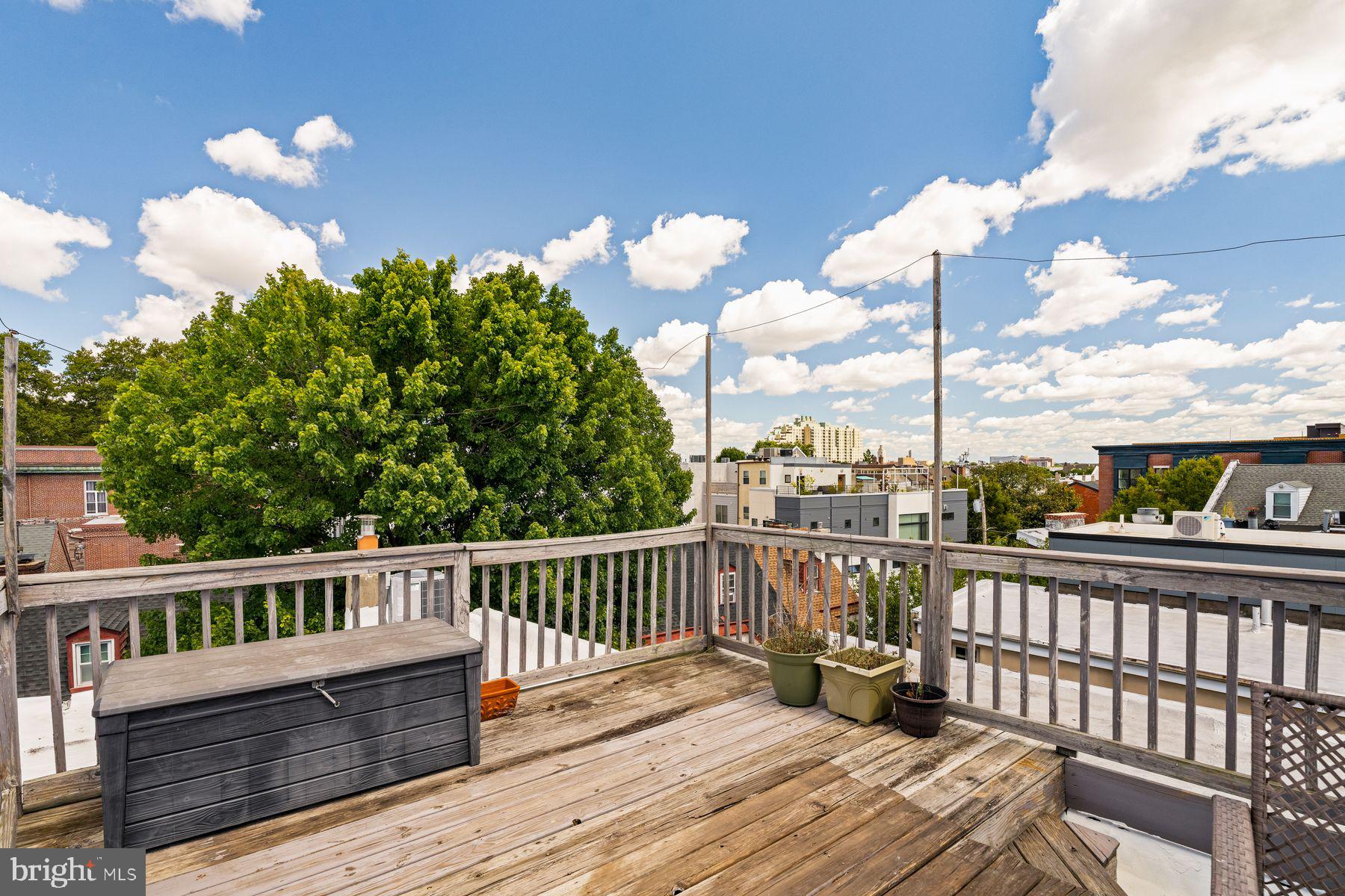 QUEEN VILLAGE - Residential