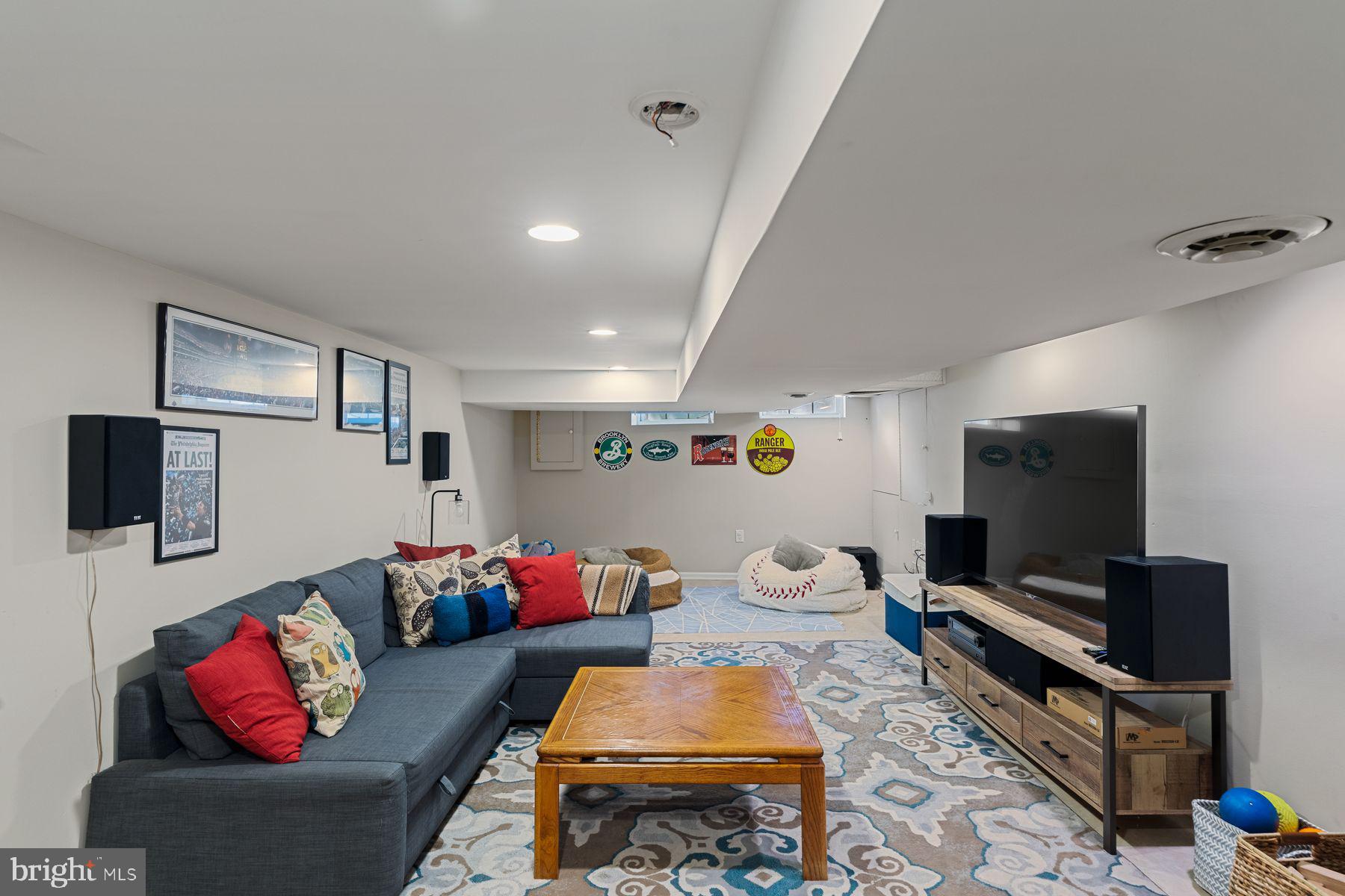 QUEEN VILLAGE - Residential