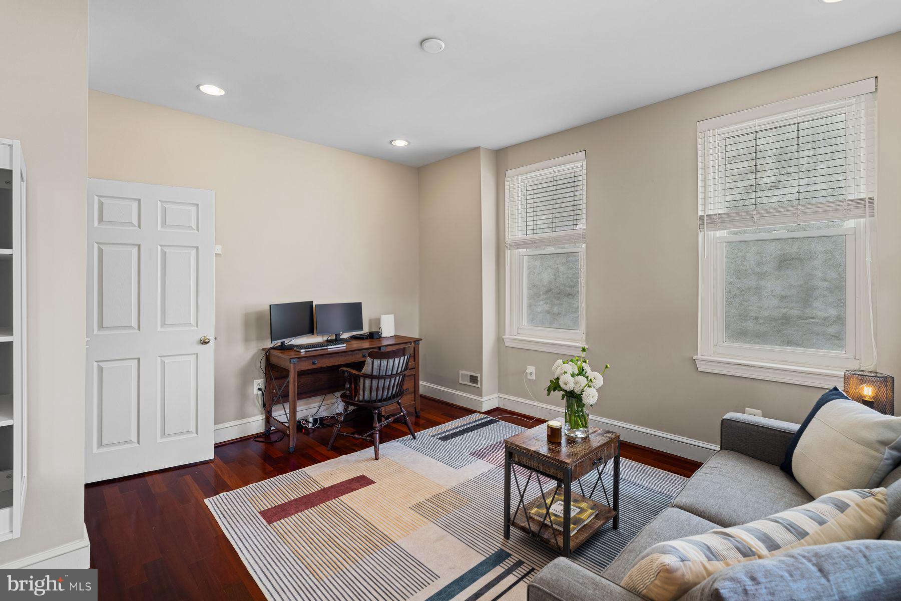 QUEEN VILLAGE - Residential