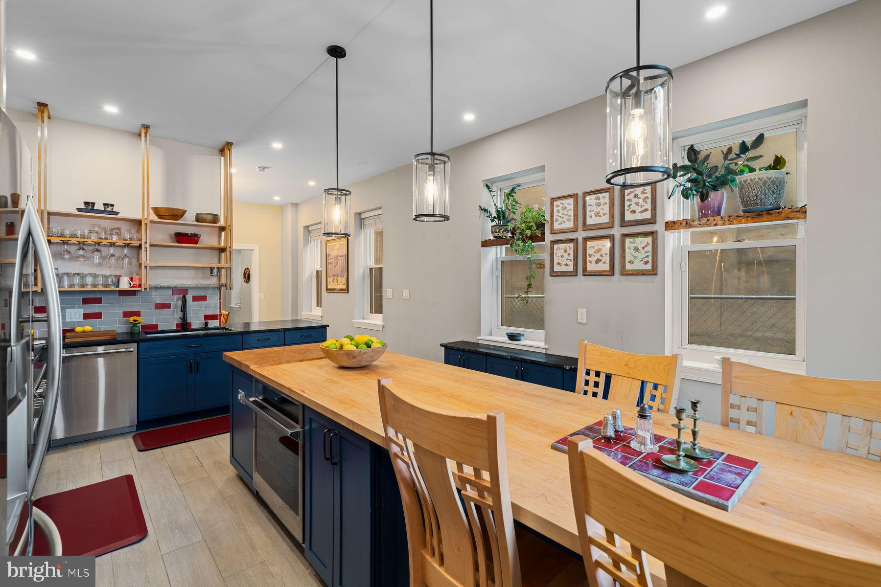 QUEEN VILLAGE - Residential