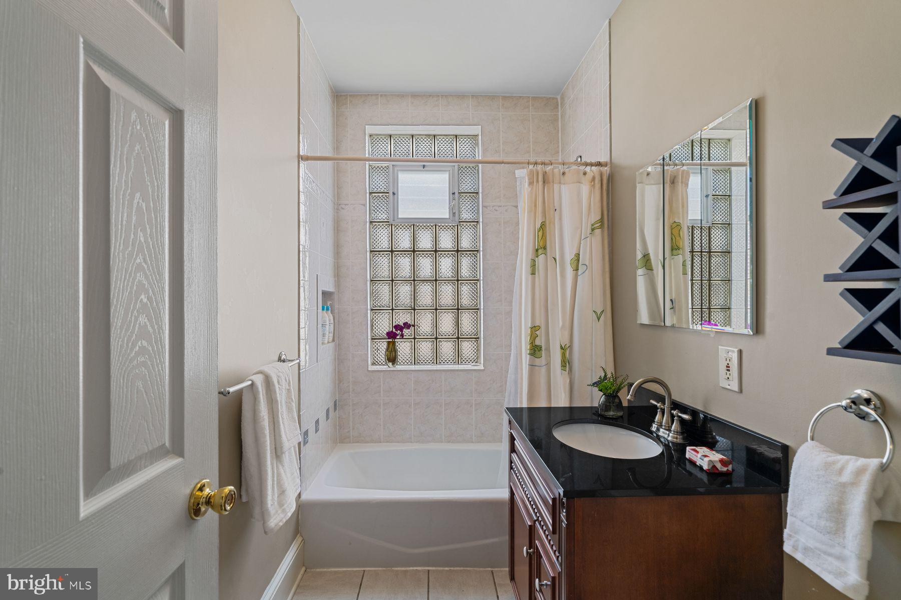 QUEEN VILLAGE - Residential