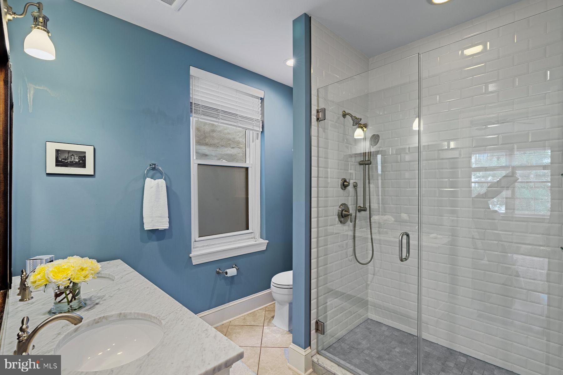 QUEEN VILLAGE - Residential