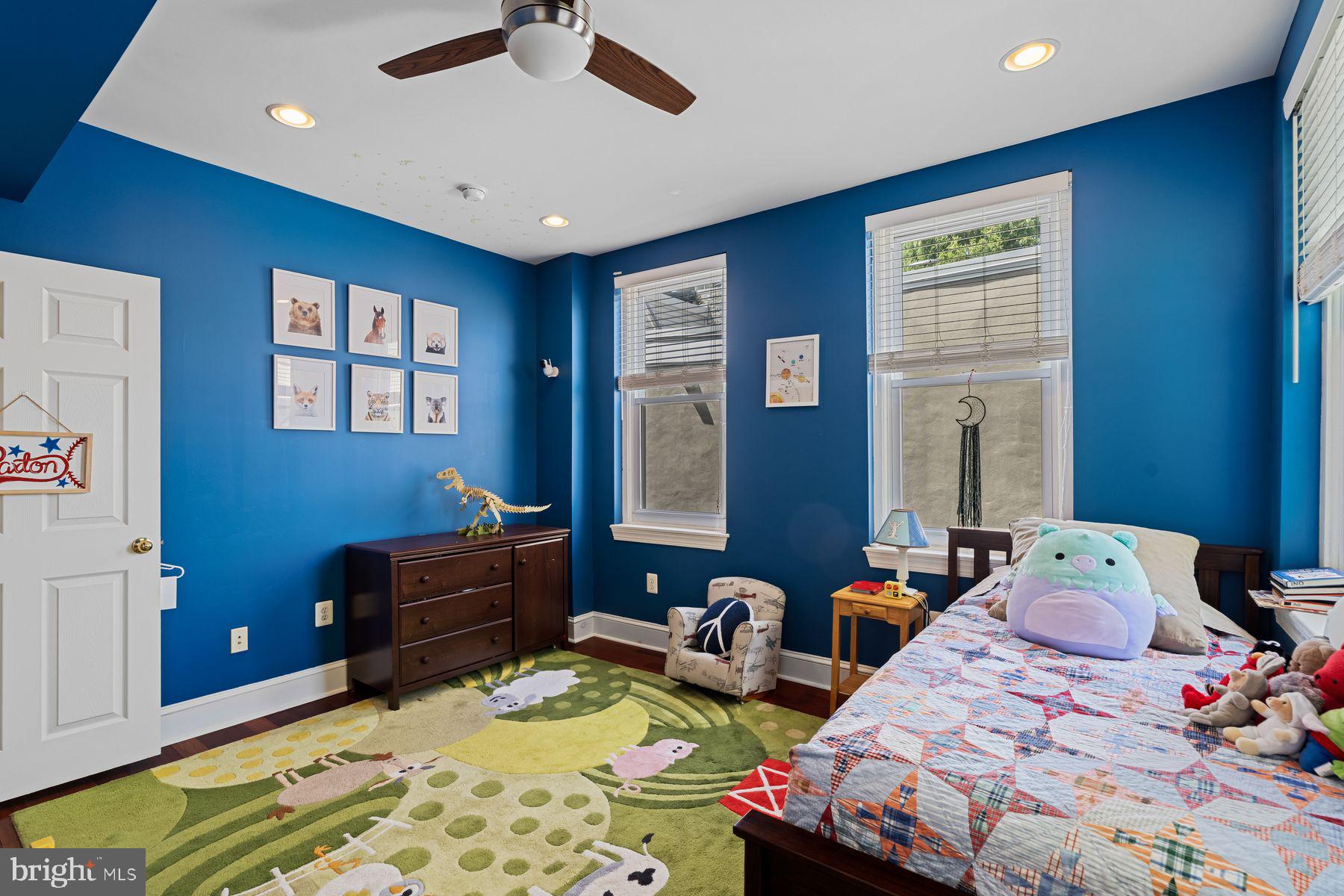 QUEEN VILLAGE - Residential