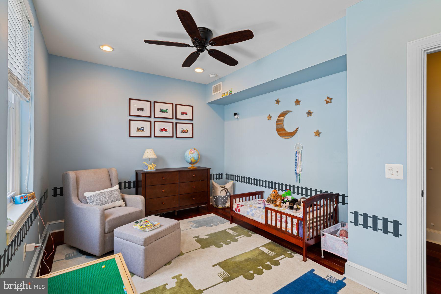 QUEEN VILLAGE - Residential