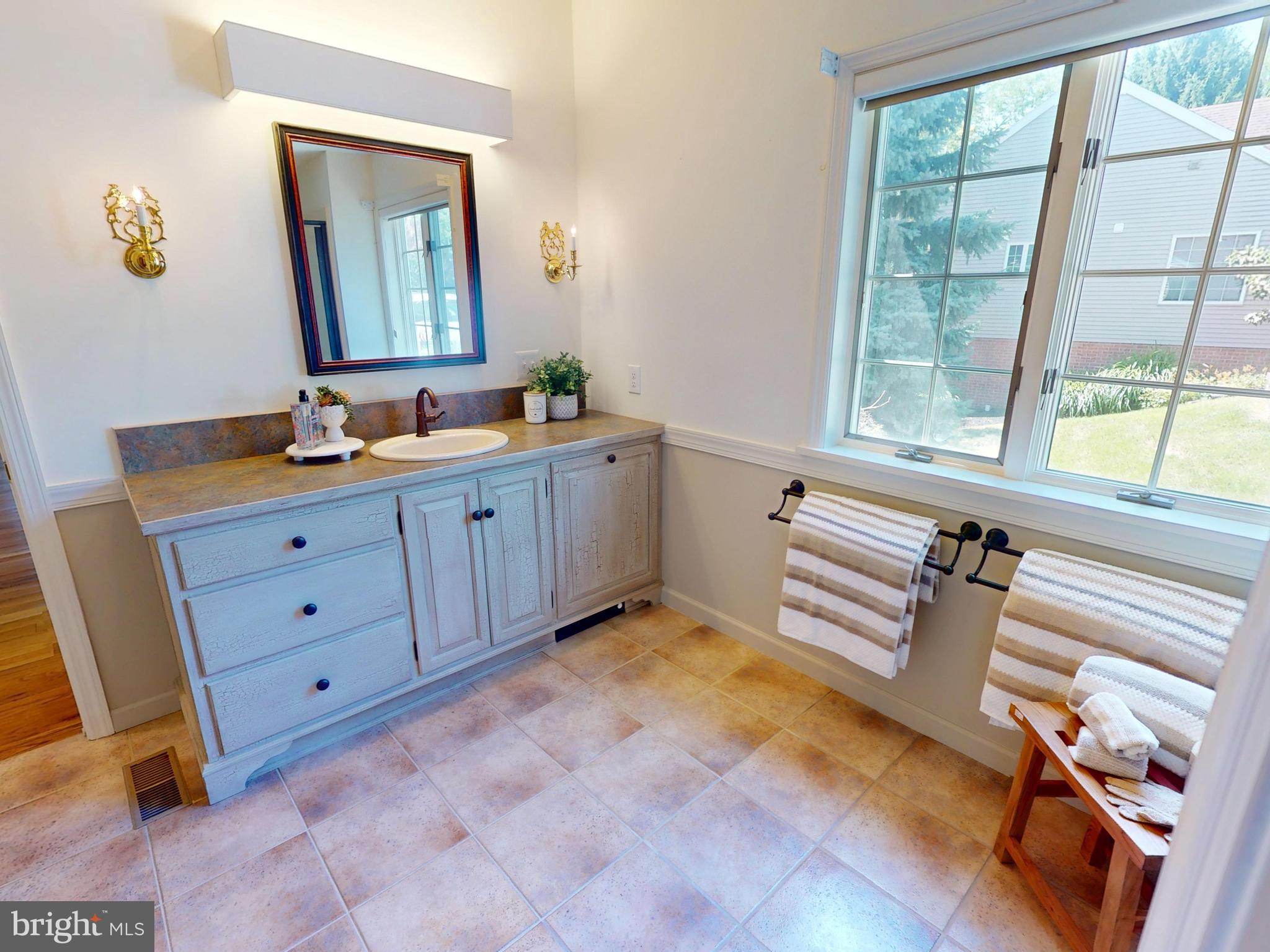 COLONIAL COURT - Residential