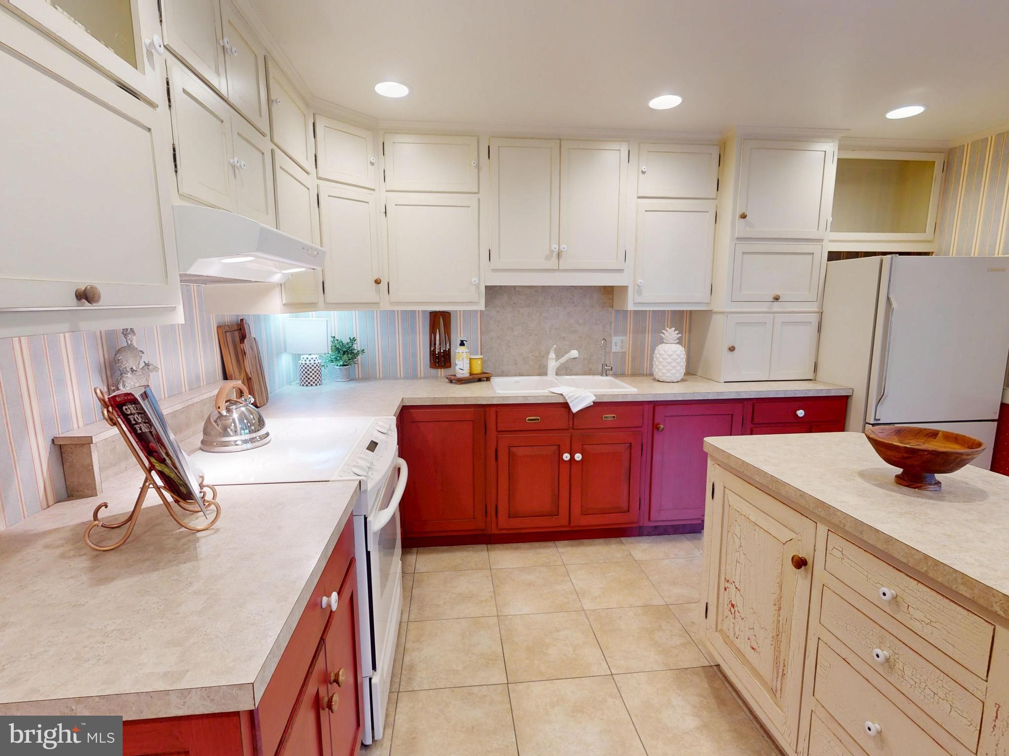 COLONIAL COURT - Residential