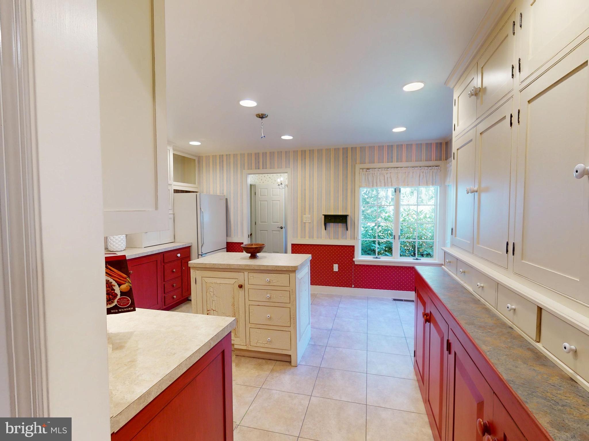 COLONIAL COURT - Residential