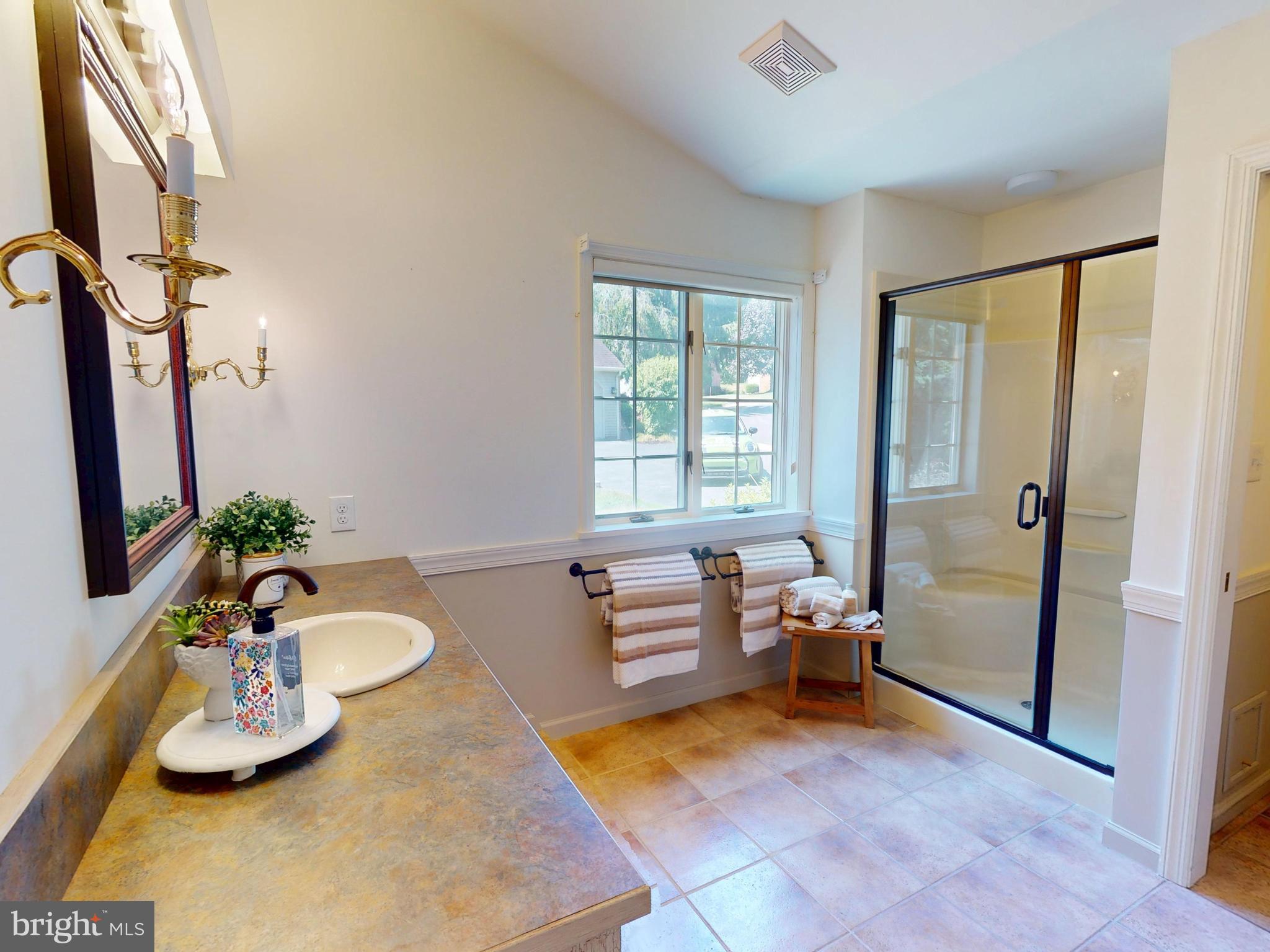 COLONIAL COURT - Residential