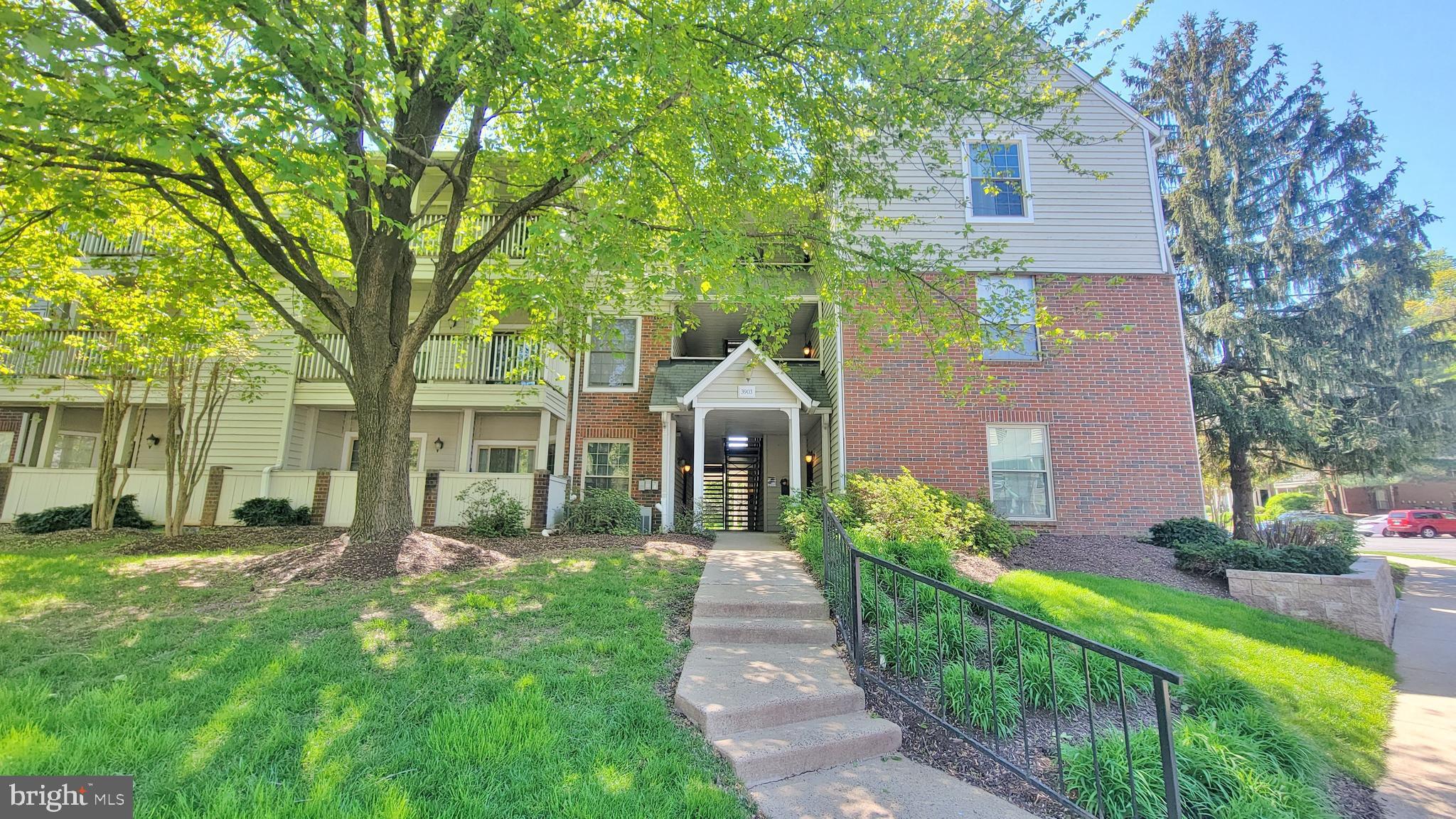 PENDERBROOK SQUARE CONDOMINIUMS - Residential